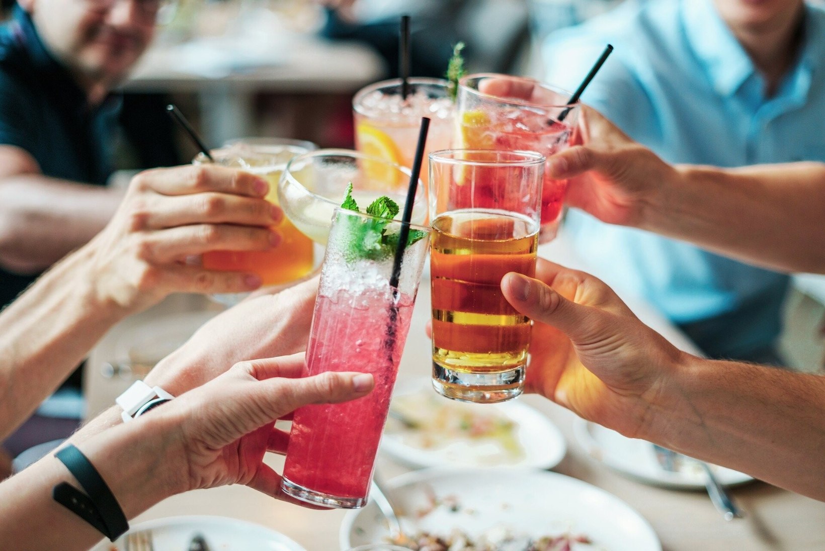 ALKOHOL VIIB RÄNKADE ÕNNETUSTENI: psühholoog annab kolm head nõuannet, kuidas on kergem seltskonnas kaine püsida