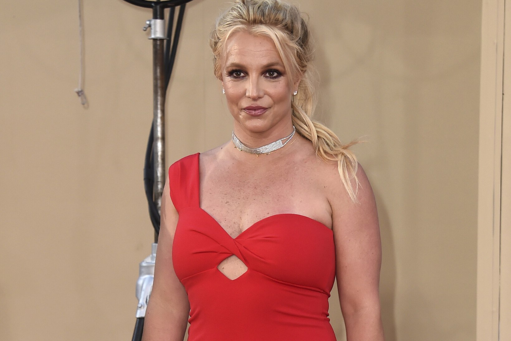 Britney Spears palub fännidelt andestust, et on neid kaks aastat petnud