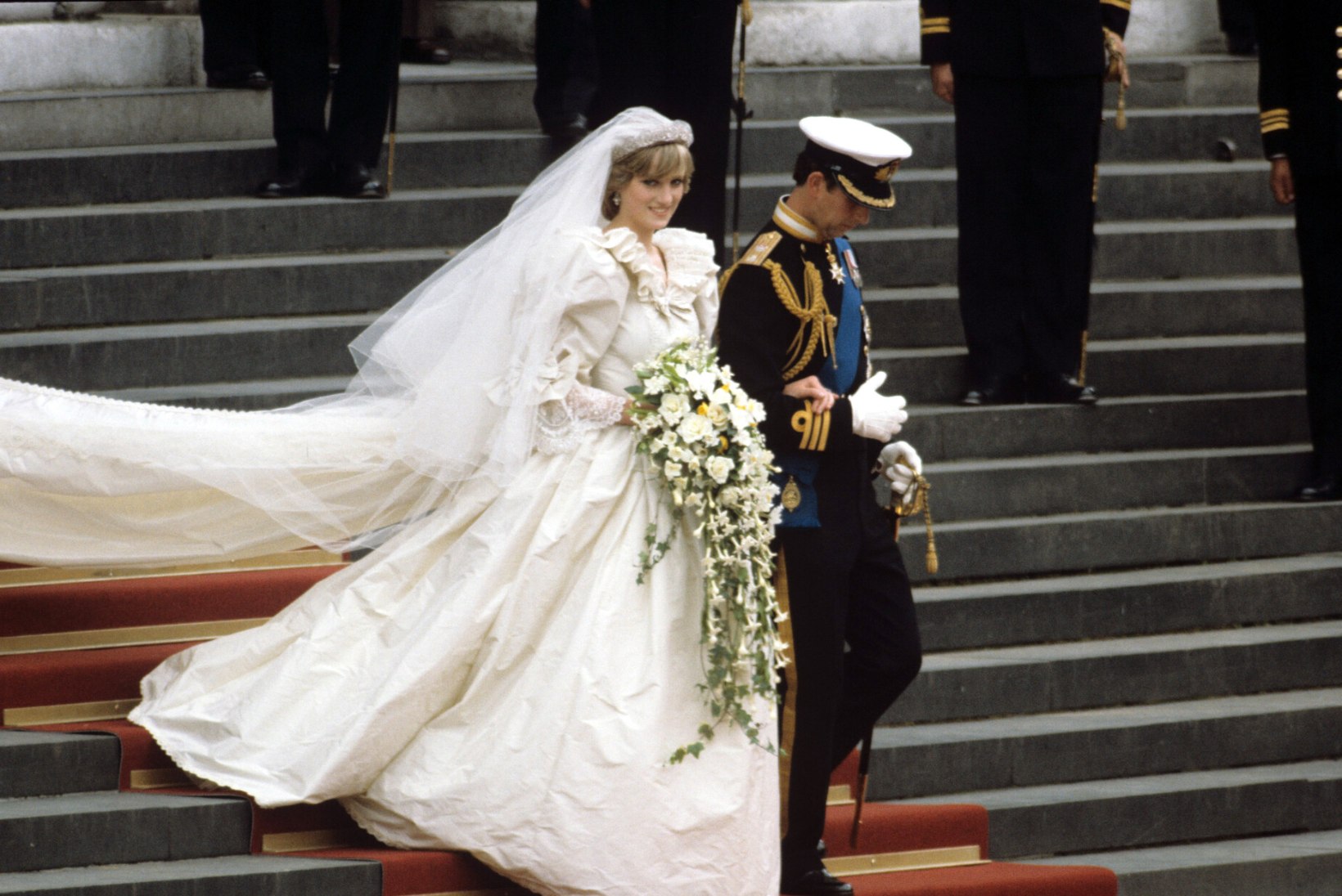 Tänasest saab Londonis näha printsess Diana pruutkleiti 