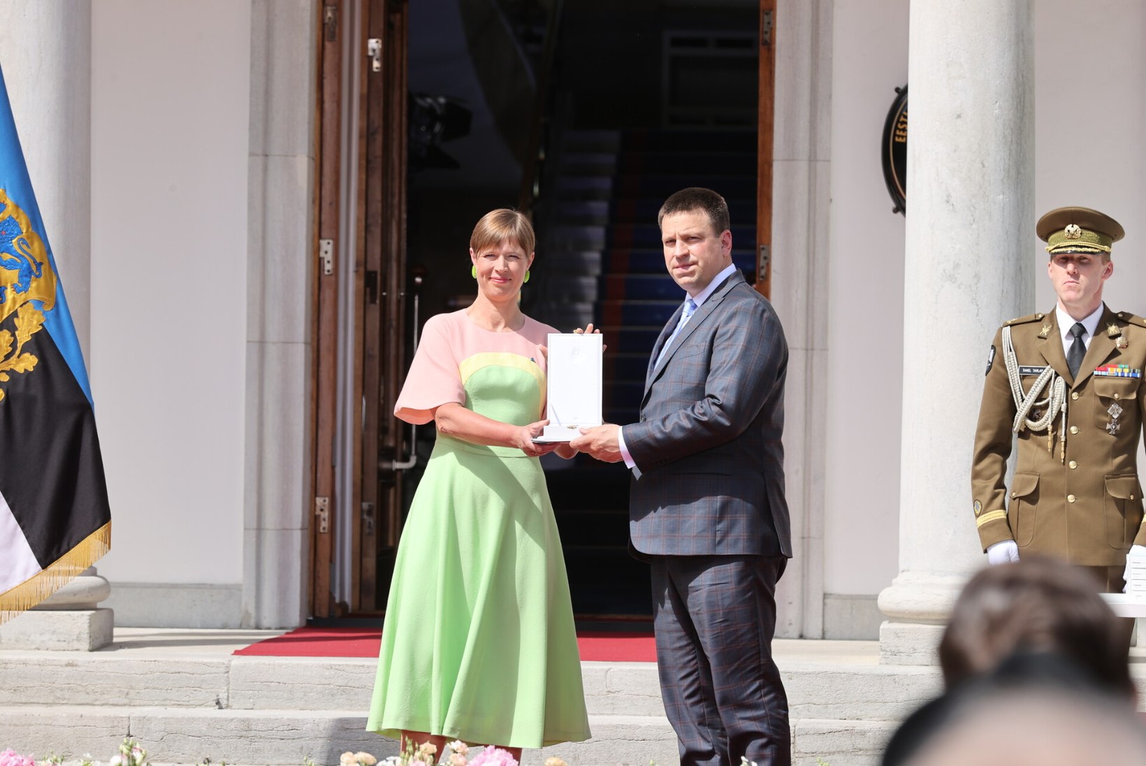 GALERII | President Kaljulaid andis Kadriorus üle riiklikud teenetemärgid