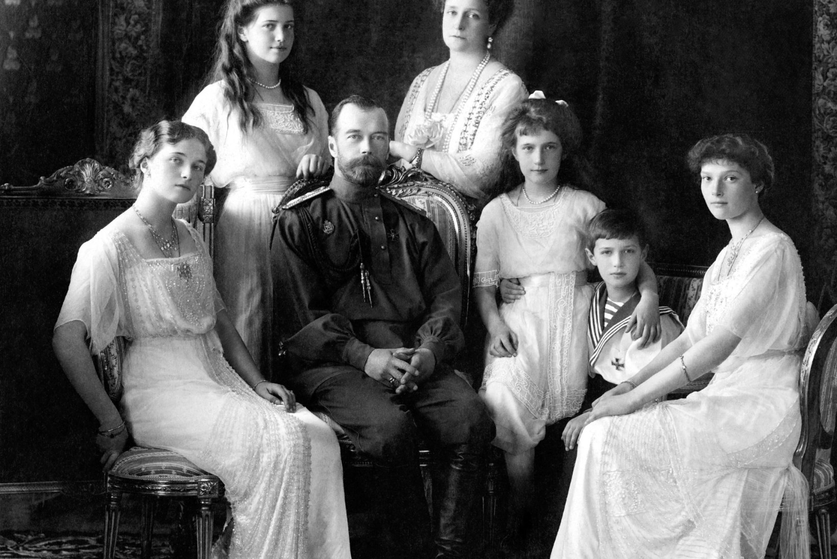 JAHT TSAARIPERELE: bolševikud püüdsid valimatult tappa kõiki Romanoveid