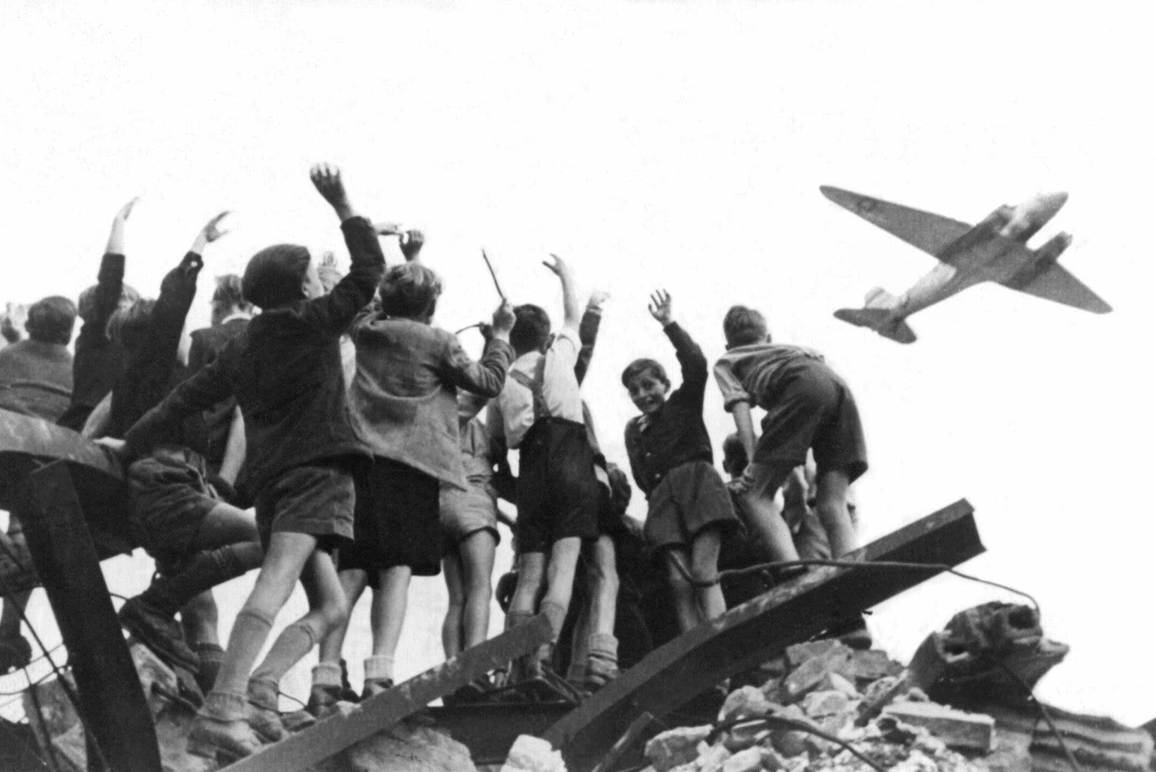 „ROSINAPOMMITAMINE“: Blokaadirõngas Berliini heideti lennukitelt maiustusi