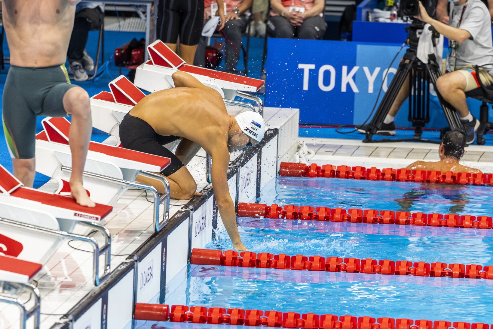 OLÜMPIABLOGI JA GALERII | Neljapaat pääses võimsa lõpuspurdi toel medalisõitu, ujujad Zirk ja Jefimova poolfinaali