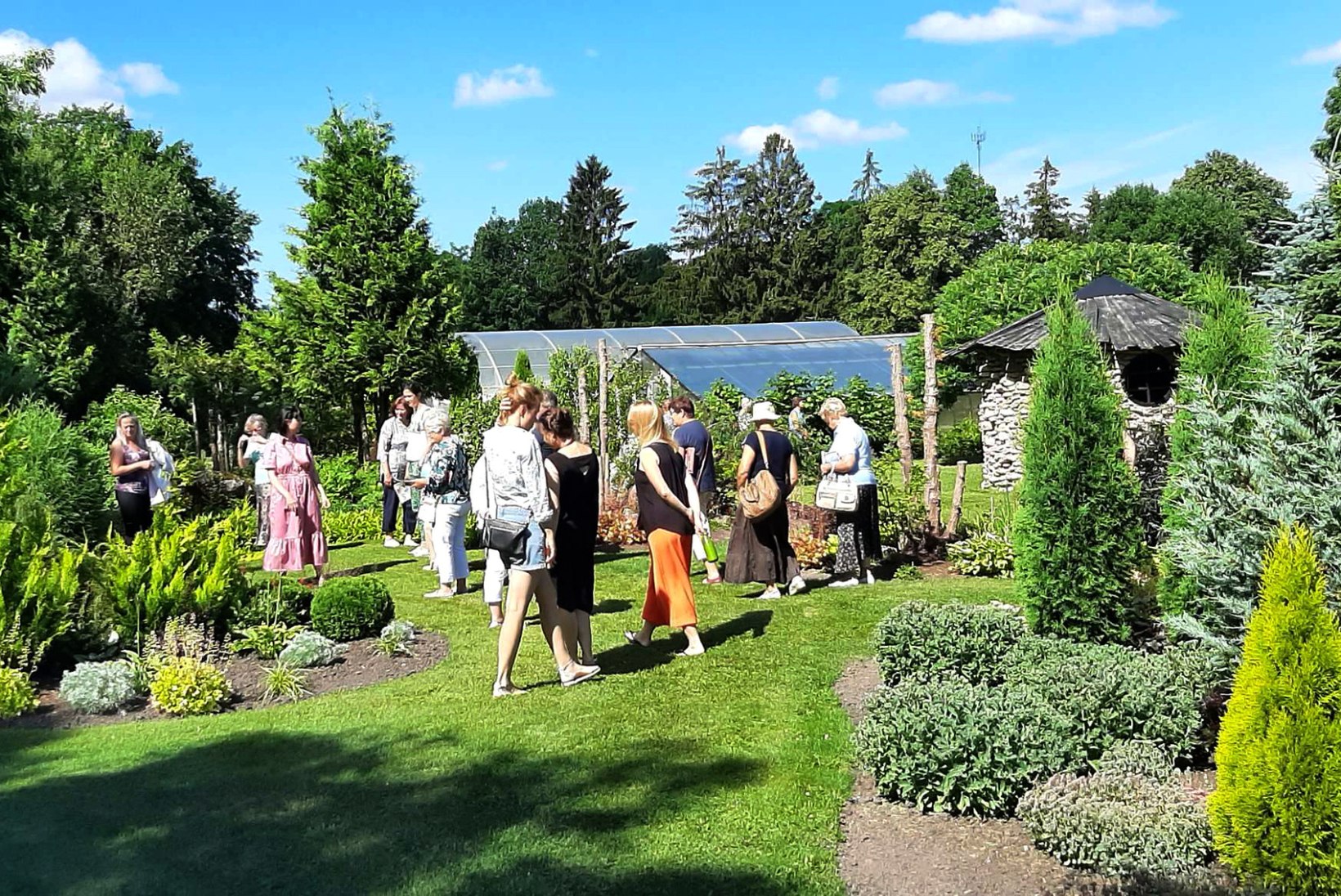 GALERII | Värvikas lugejareis mööda Eestimaa kauneimaid aedu
