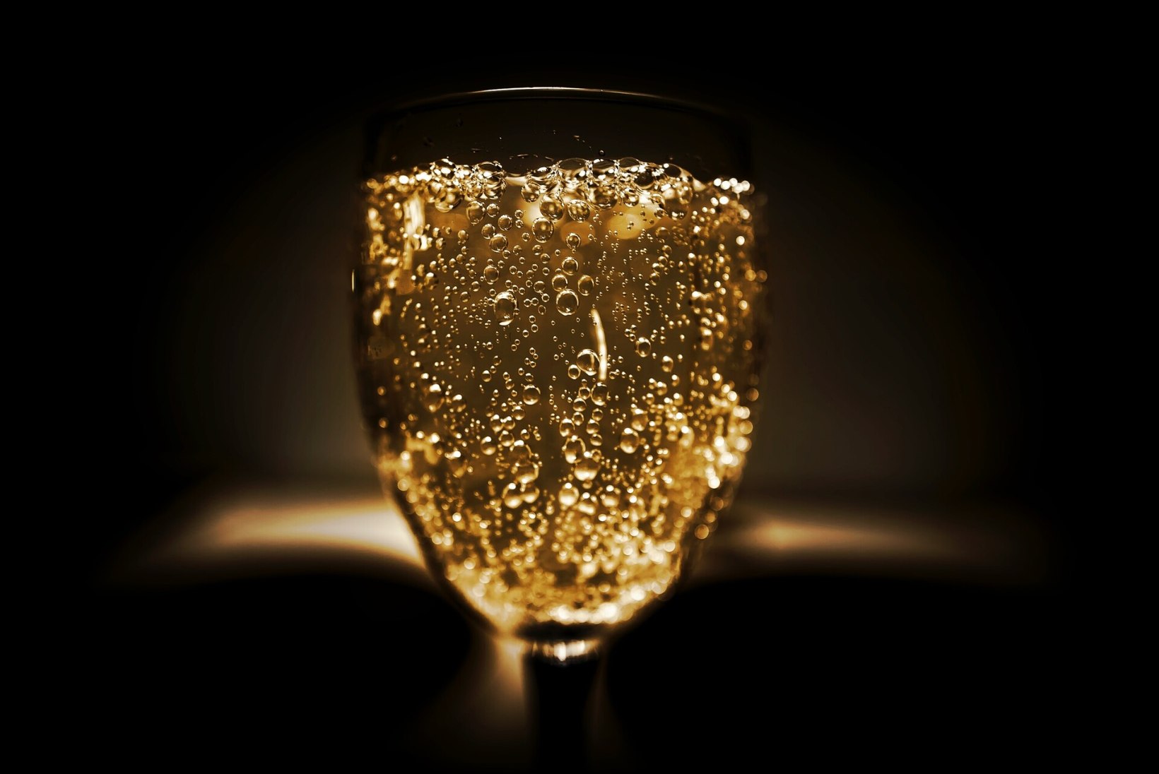 MÜSTILINE ŠAMPANSKOJE | David Vseviov, Dimitri Demjanov ning tippsommeljeed üritavad mõista Venemaal šampanjana ainumüügiõiguse saanud Sovetskoje mulle 