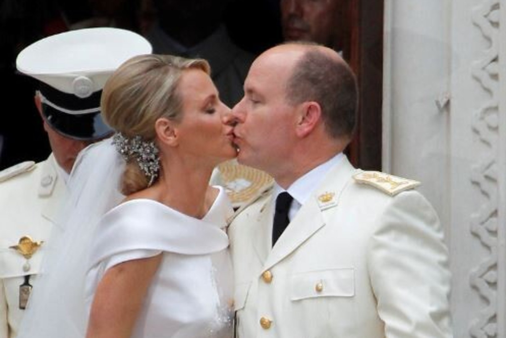 PUINE SUUDLUS JA PÕGENEV PRUUT: Monaco vürst tähistas 10. pulma-aastapäeva ilma naiseta!