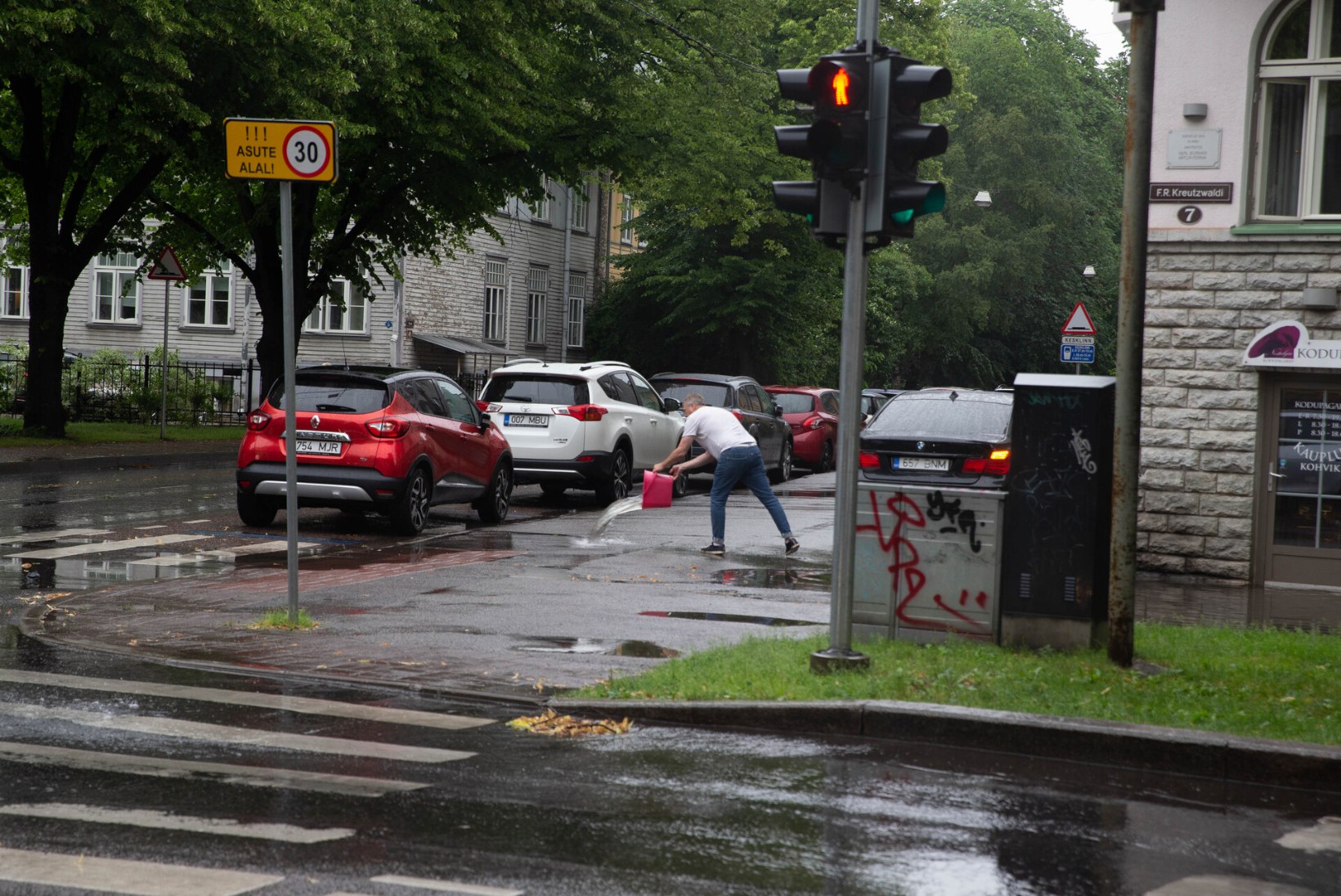 GALERII |  Ootamatu äiksevihm tekitas Tallinna tänavatel uputuse