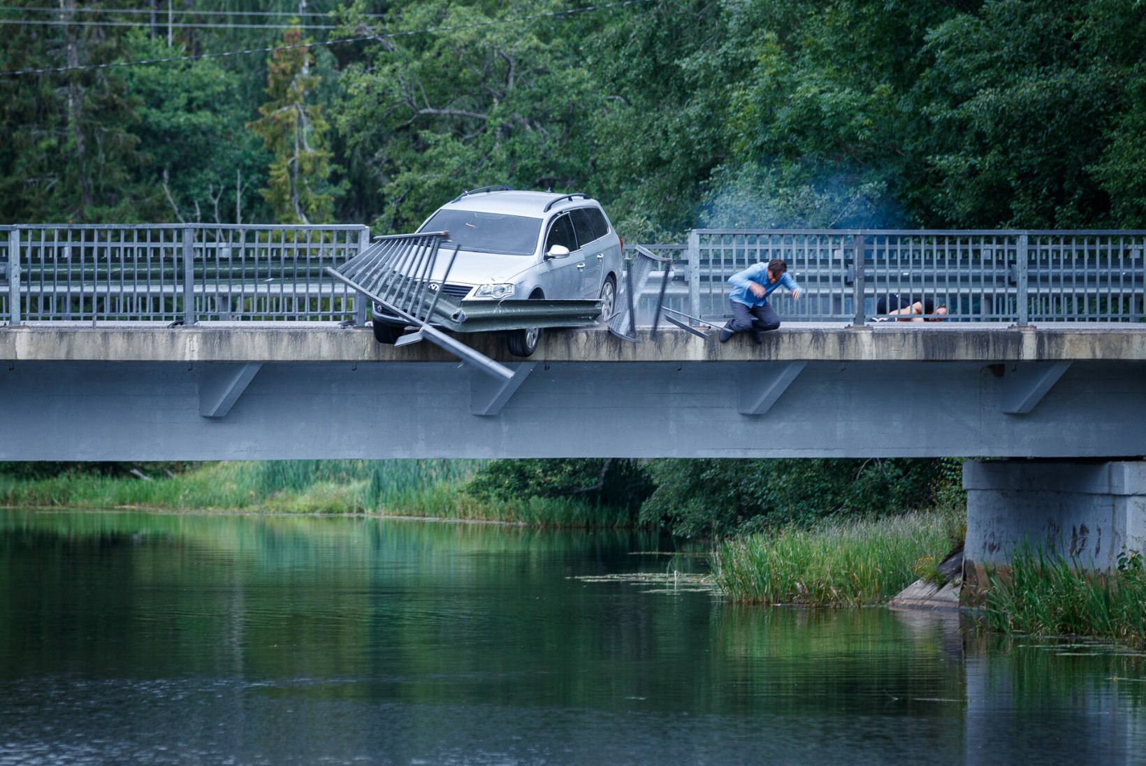 GALERII | Eestis käivad populaarse maffiaseriaali võtted: auto lendab sillalt alla!