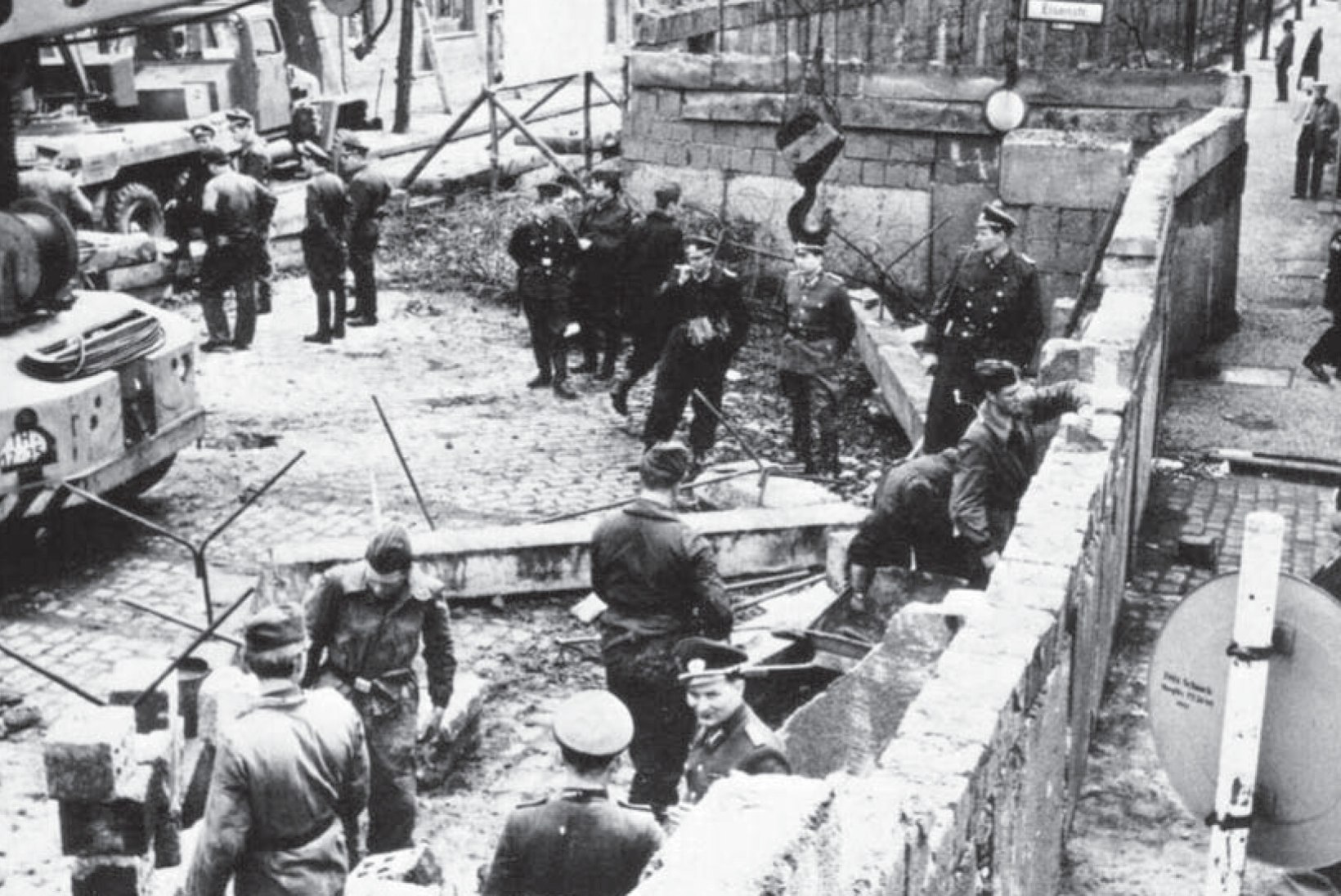 „OKASTRAADIPÜHAPÄEV“ JA 55 000 MAAMIINI: Berliini müür kerkis ootamatult ja üleöö