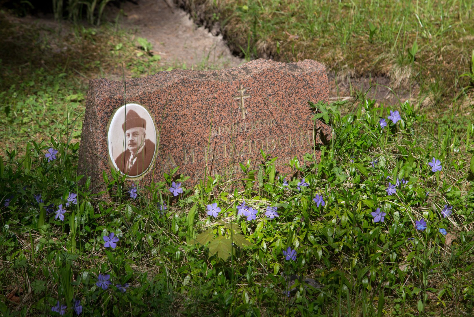 Voldemar Kuslapi kalmukolumn | Uued leiud Metsakalmistult
