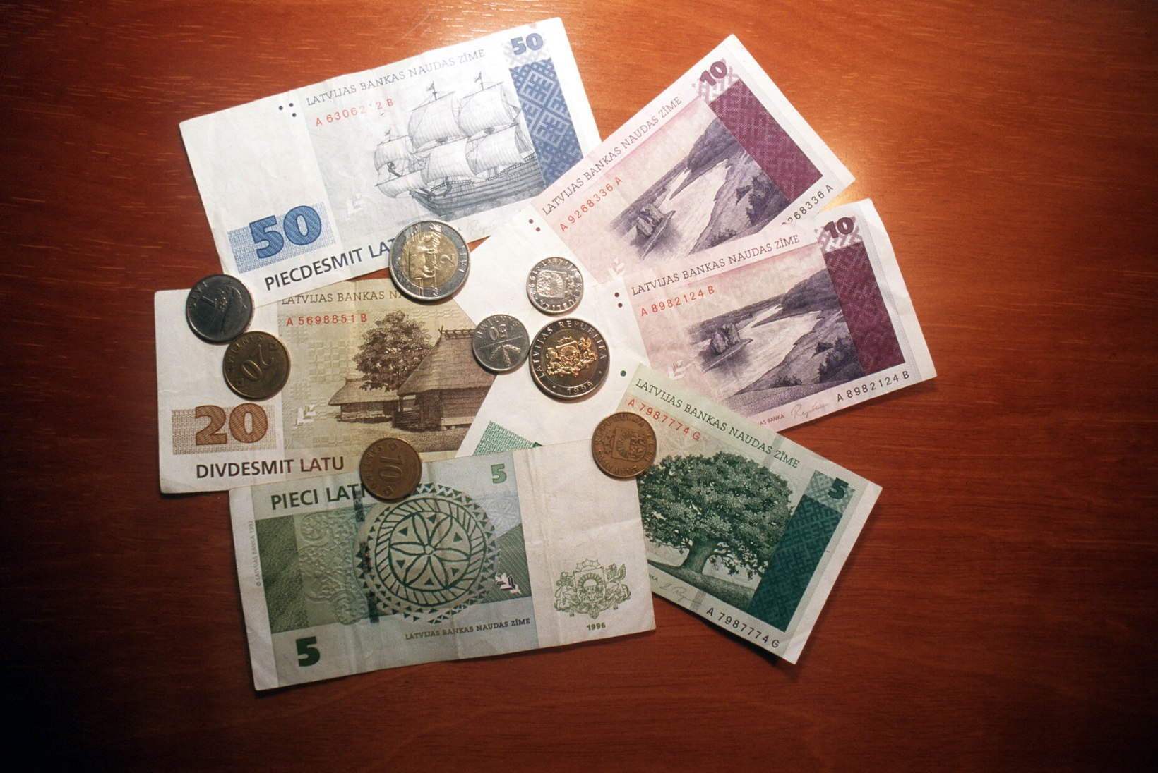 Tõnis Erilaiu lehesaba | Kuidas Pärnus võltsiti tuhandeid Läti münte