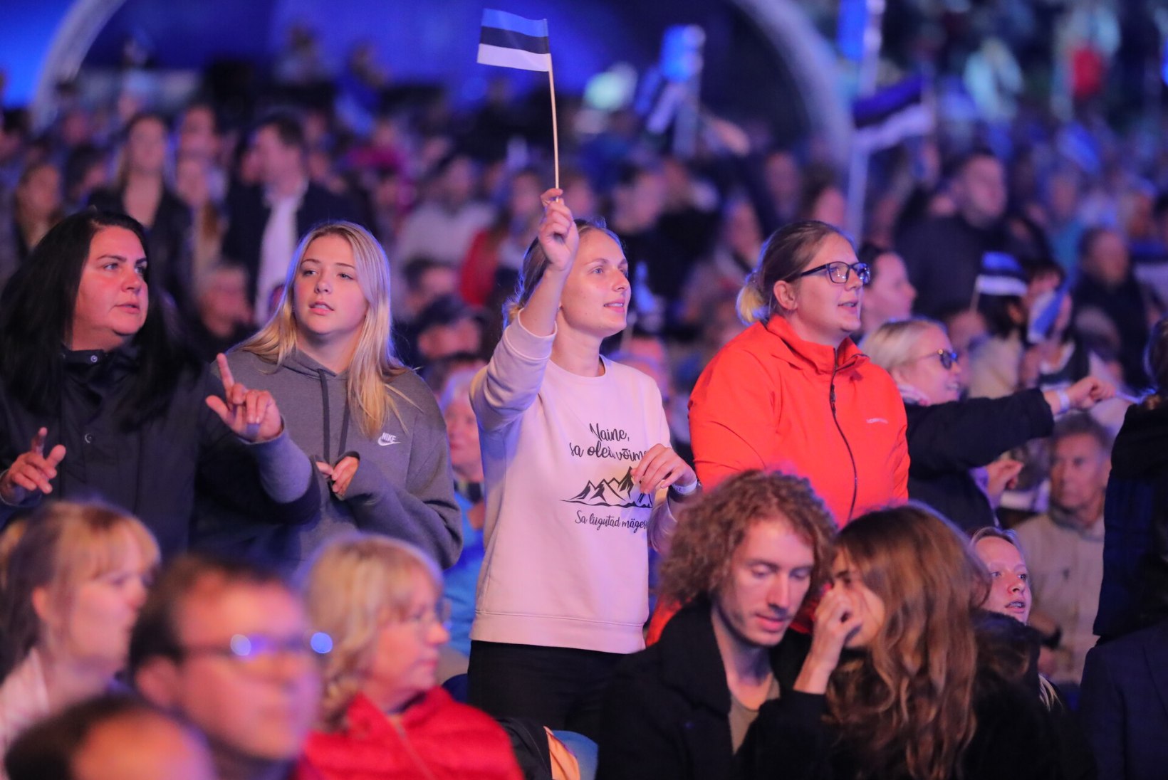 GALERII | Öölaulupidu kutsus Tallinna lauluväljakule kokku hulga rahvast