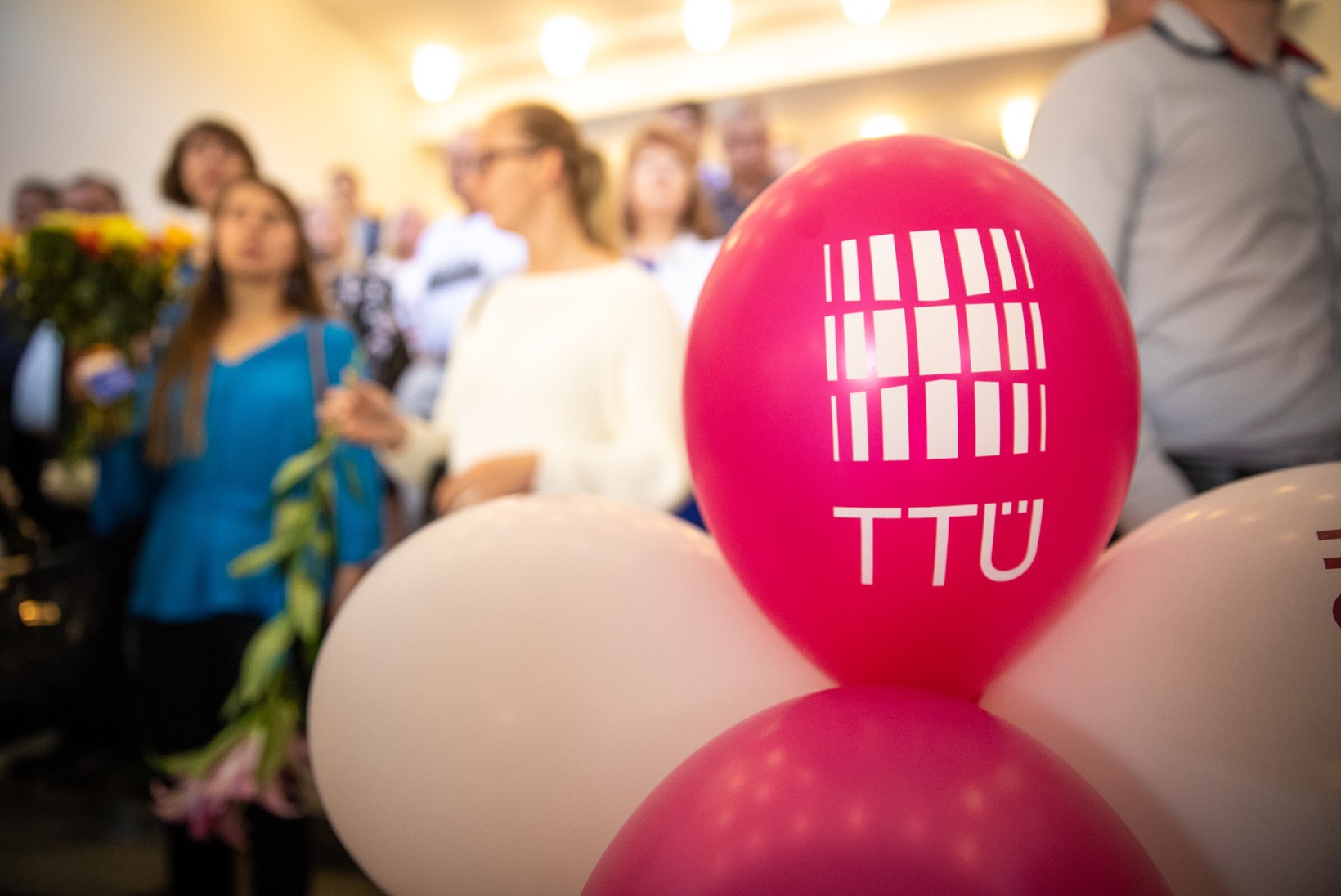 Õlg alla ja käsi ette: Tallinna tehnikaülikool jagab vaktsineeritutele käepaelad