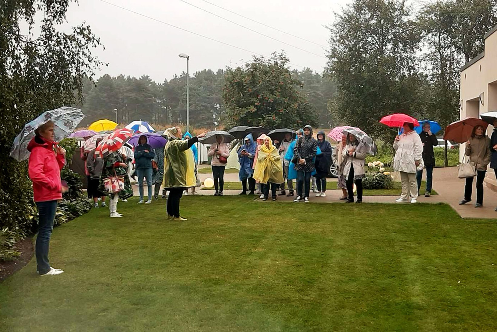 GALERII | Rõõmus lugejareis vihmasajus viis koduaedadesse ja Kadrioru parki