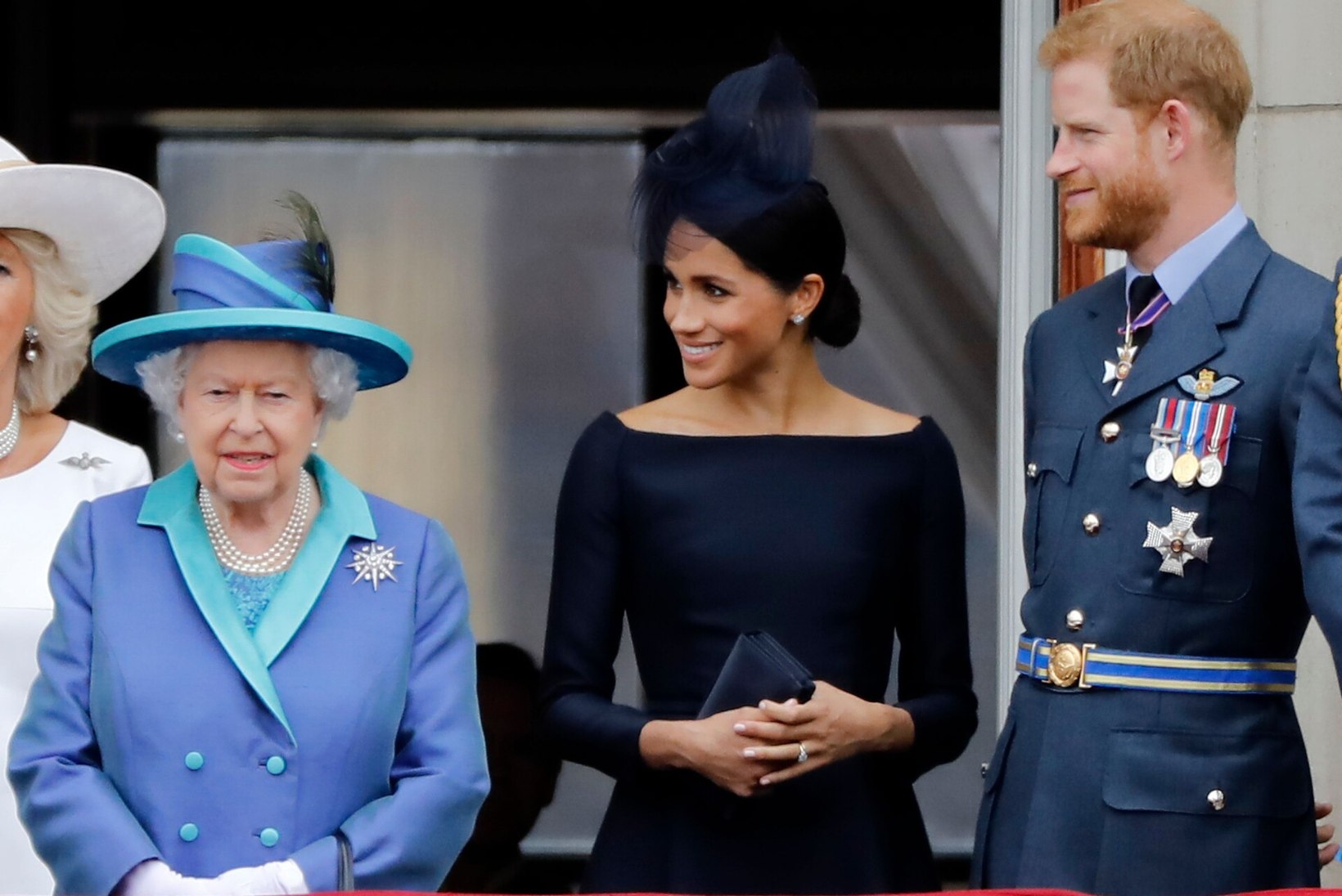 EI MINGIT VIMMA! Kuninglik pere eesotsas Elizabeth II-ga soovib Meghanile õnne