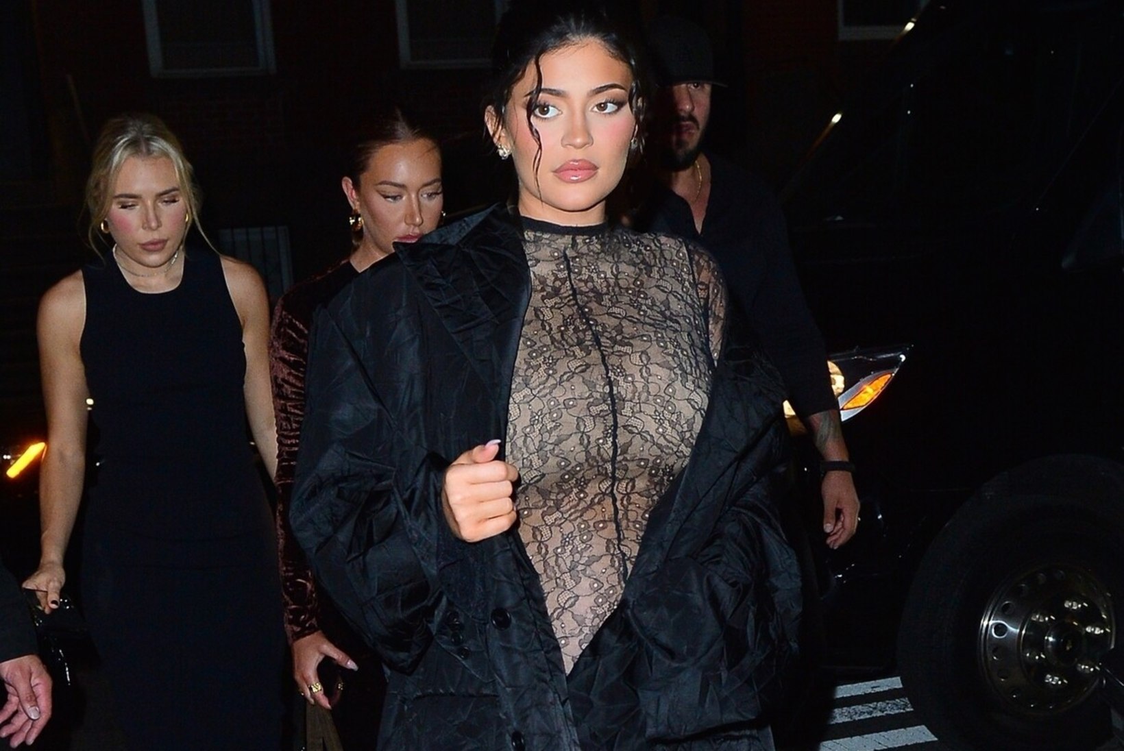 WOW! Rase Kylie Jenner ilmus moenädalale läbipaistvas pükskostüümis