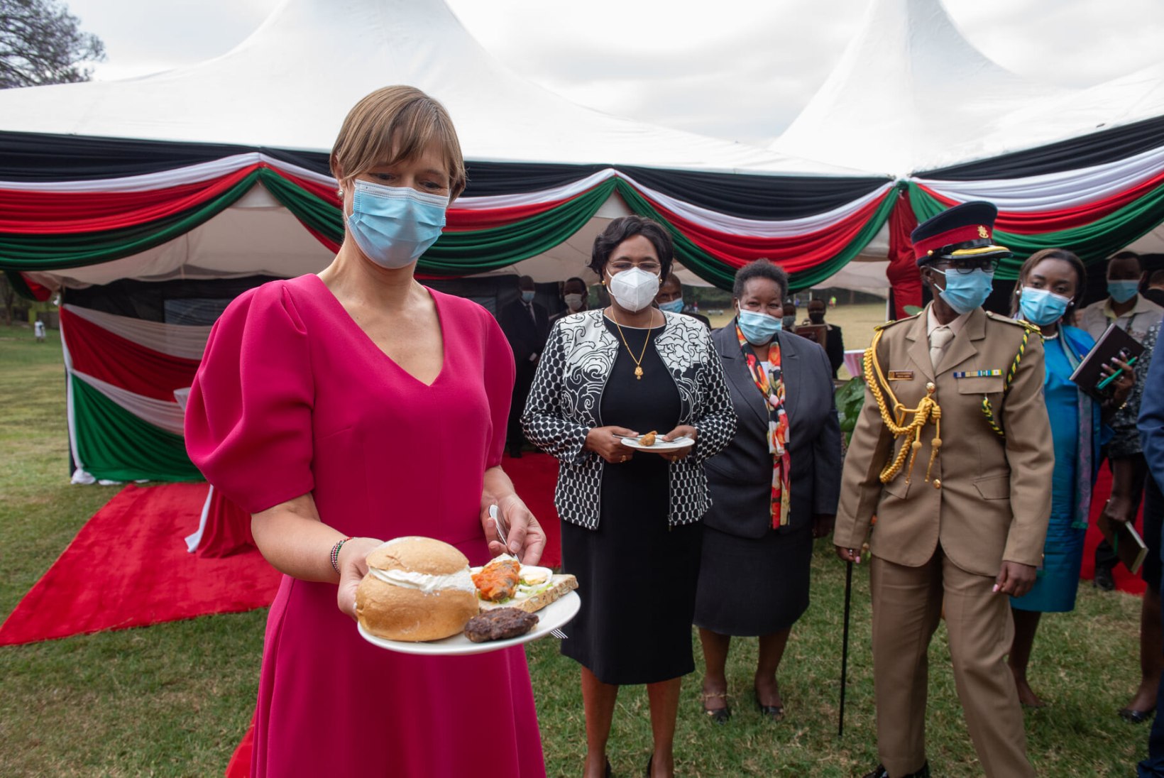 SÜDANTSOOJENDAV EKSITUS! Kersti Kaljulaidile pakuti Keenia visiidil Eesti rahvuskala pähe vale rooga (pildid!)