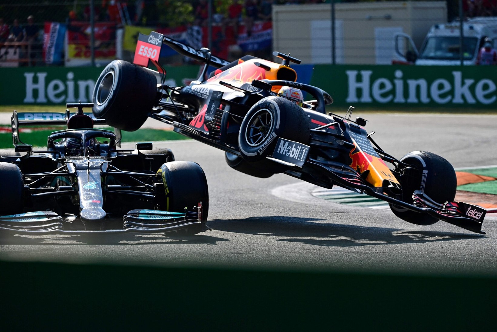 BLOGI | McLarenid võtsid Itaalias kaksikvõidu, turvakaar päästis kahe kange kokkupõrkes ilmselt Hamiltoni elu