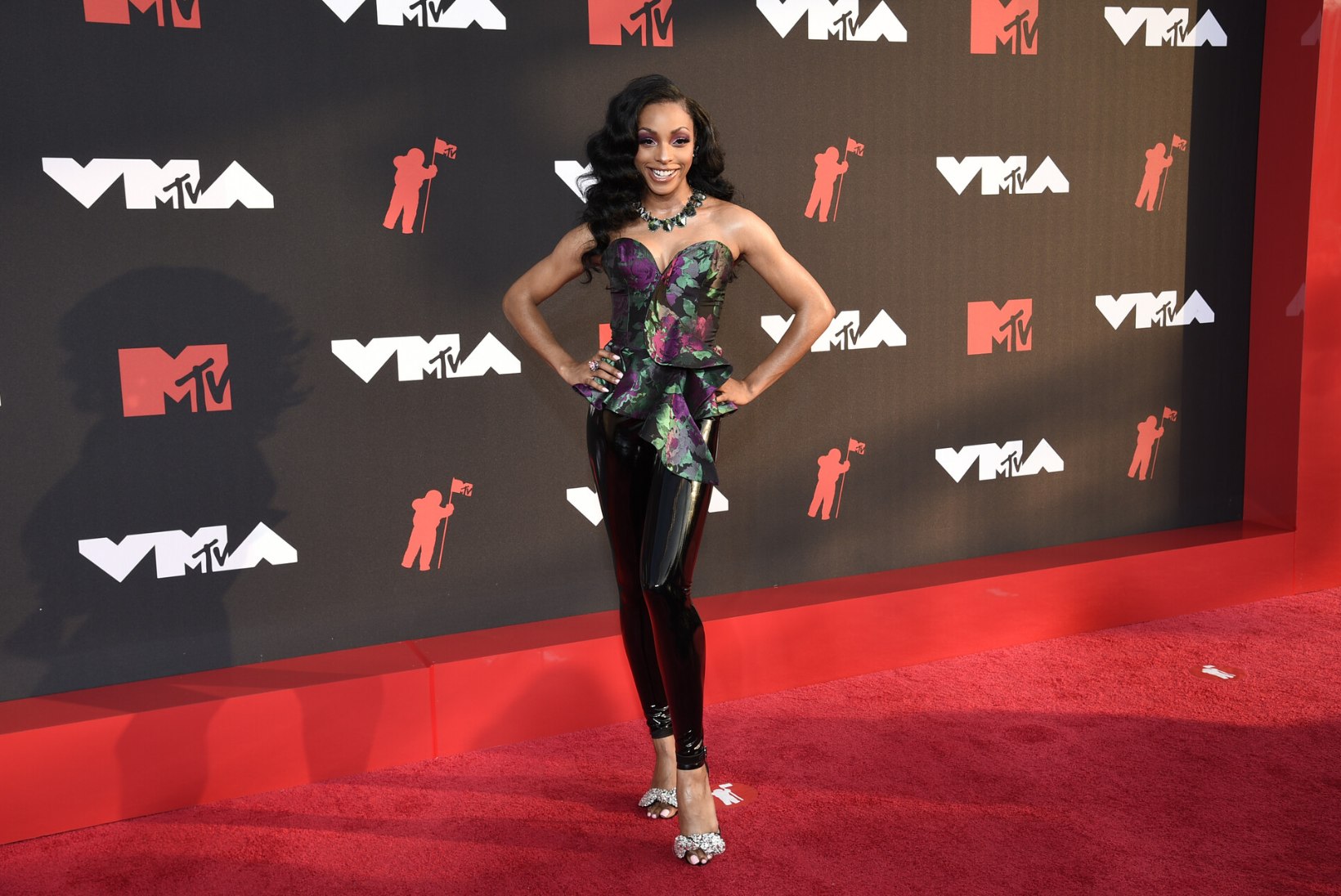 GALERII | MTV gala punasel vaibal püüdsid pilku latekskostüümid, napid kleidid ja grandioossed peakatted