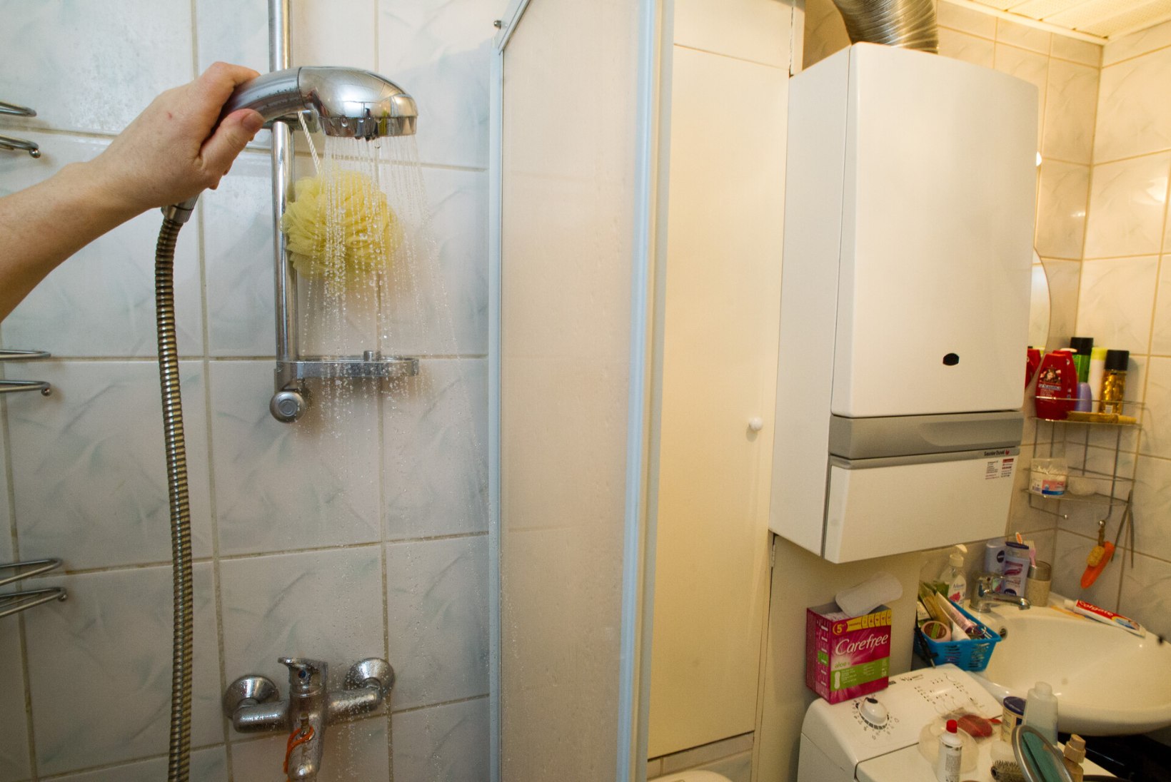 Lugejakiri | Ühikaelu rõõmud: kes korjab vannitoast juuksekarvad?