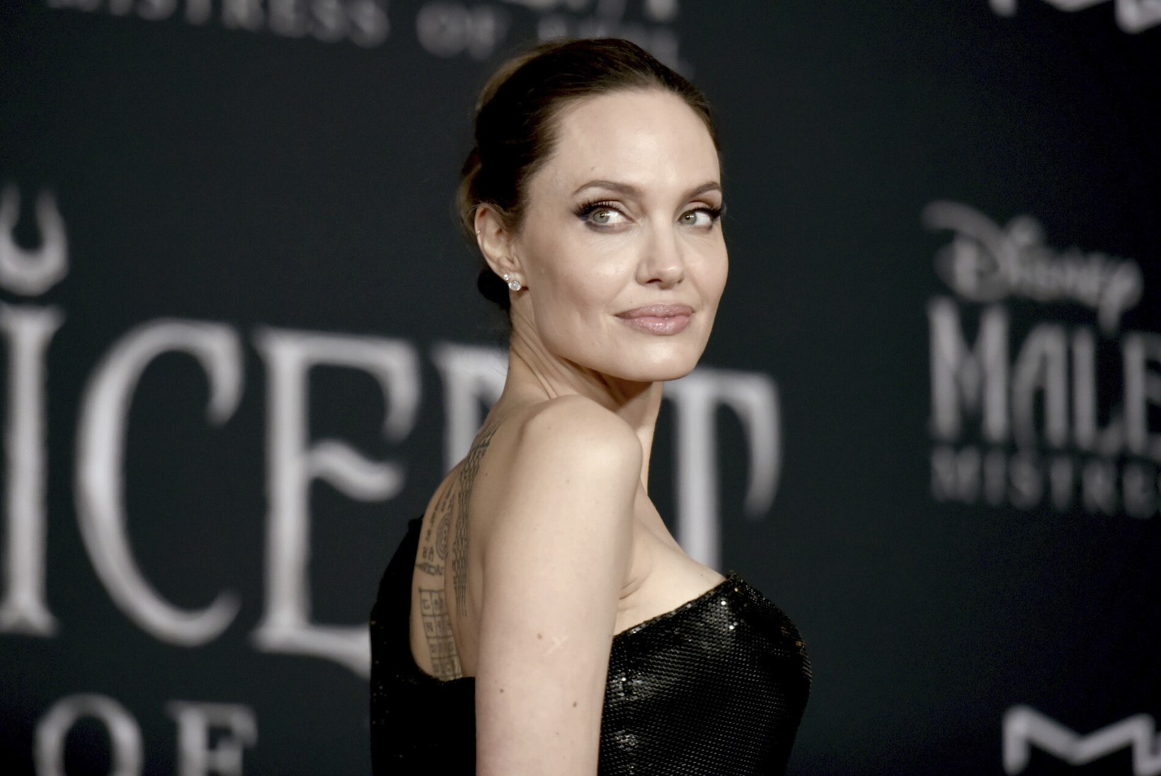 ROMANTIKA! Jolie suhe 15 aastat noorema lauljaga edeneb jõudsalt