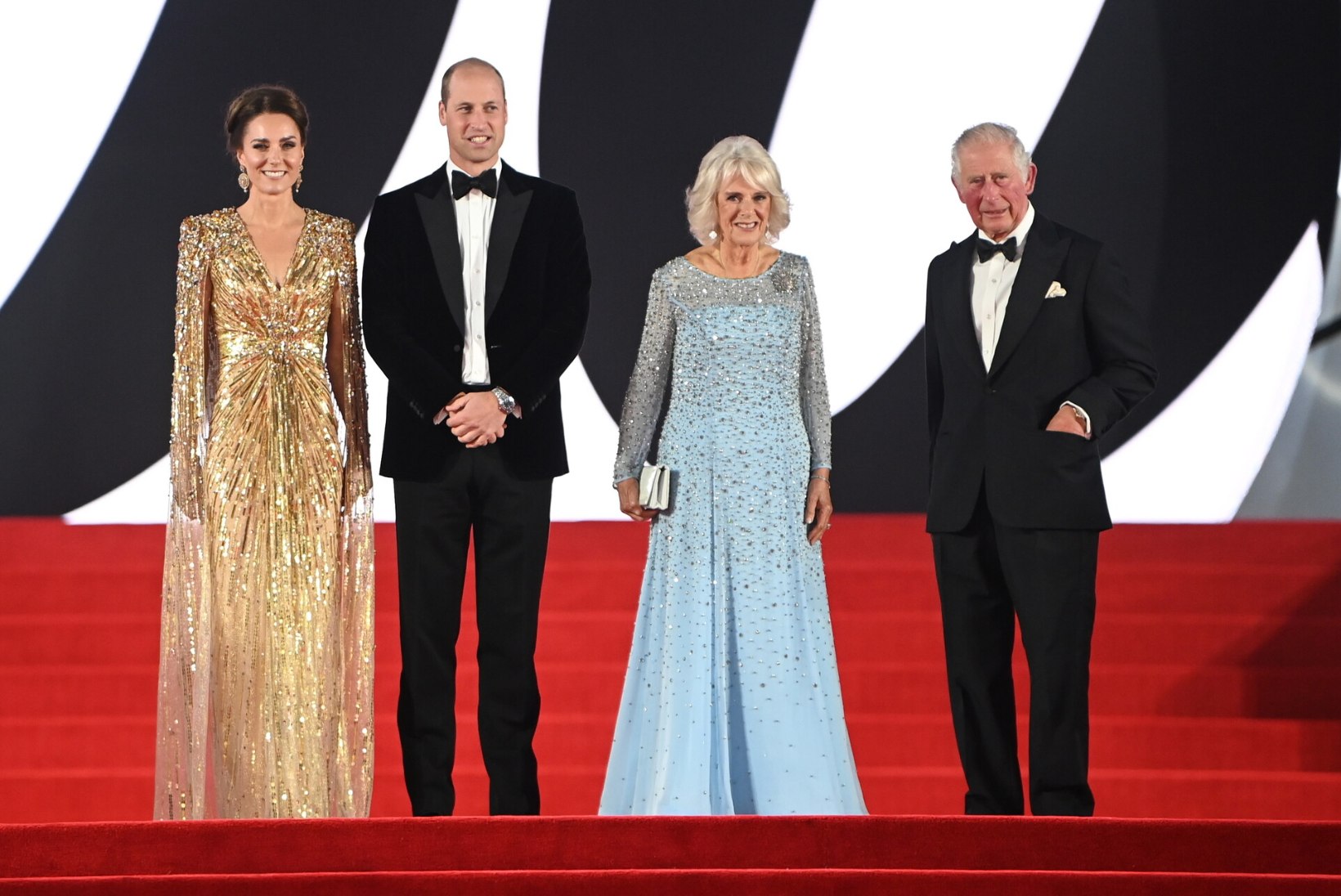 FOTOD | ENAM KUNINGLIKUM EI SAAKS OLLA! Hertsoginna Catherine saabus Bondi-filmi esilinastusele kuldses kleidis