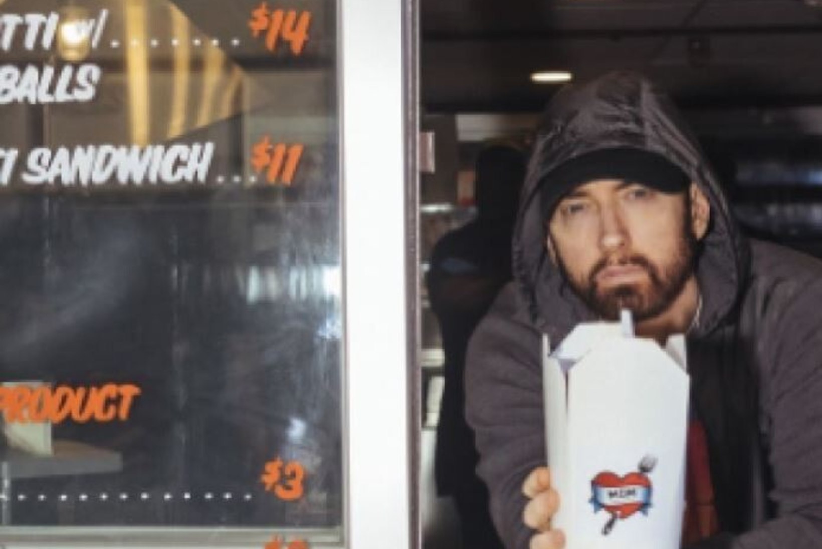 Eminem avas laheda nimega restorani ja müüs ise luugist toitu