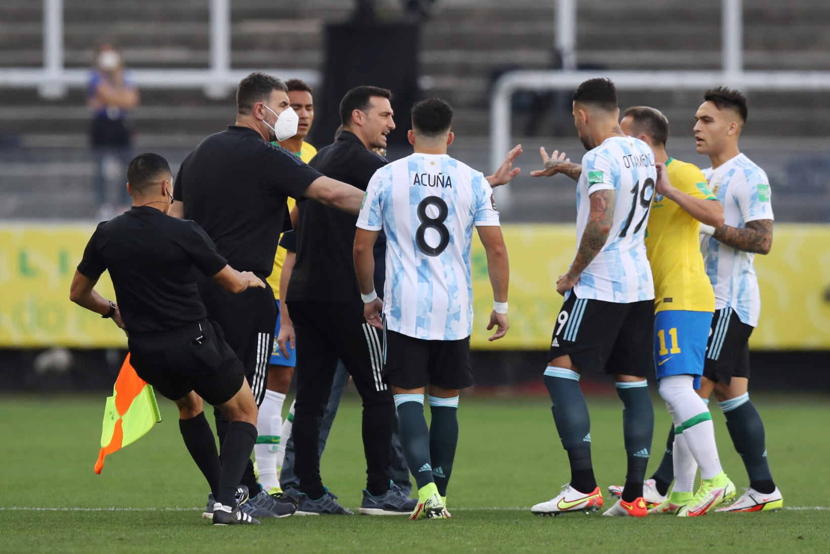 KUIDAS PALUN?!?!?! Brasiilia koroonapolitsei proovis keset MM-valikmängu Argentiina vutitähti arreteerida