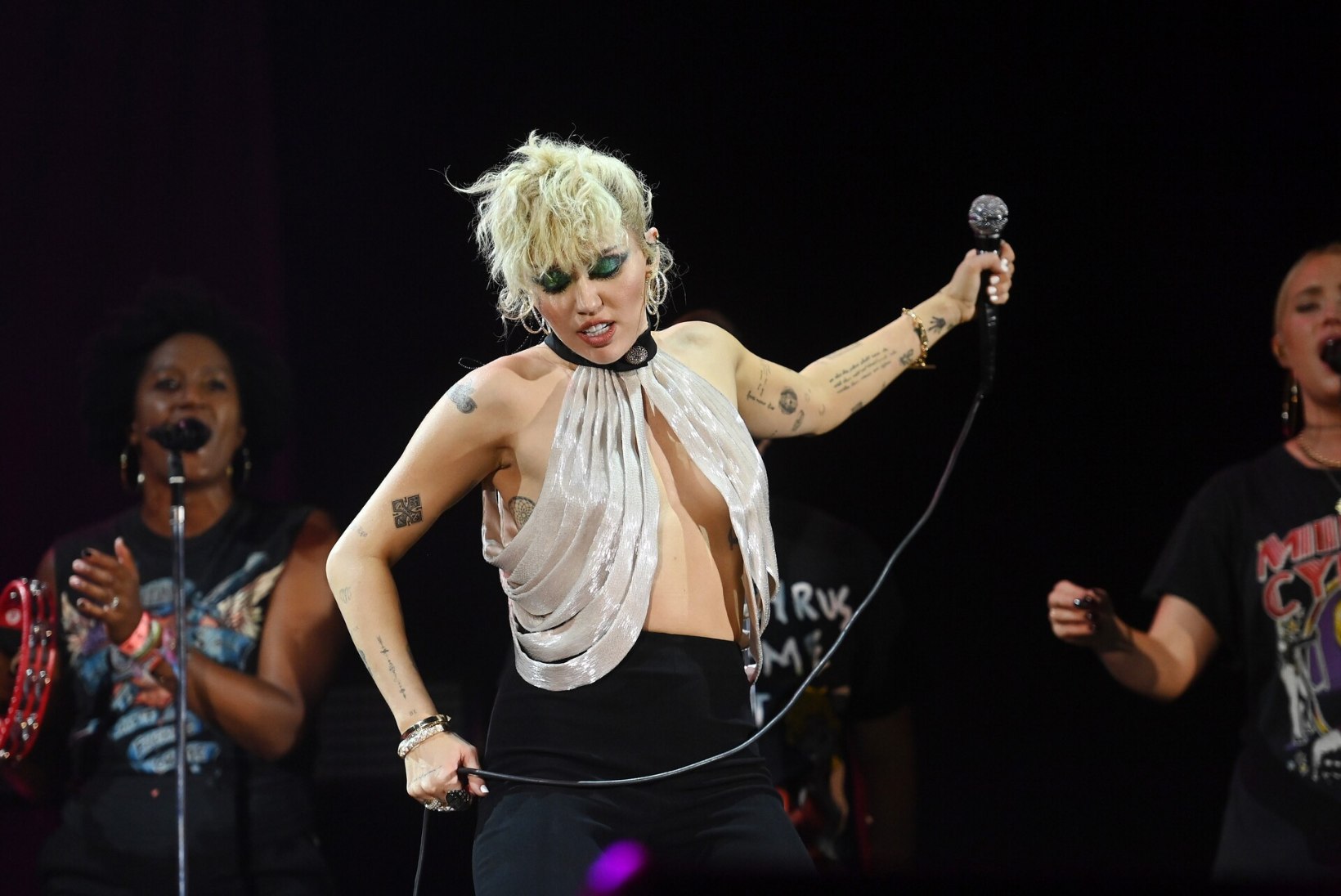 OH SA TULINE JUTT! Miley Cyruse esinemiskostüüm andis uue aasta esimestel minutitel pingele järele