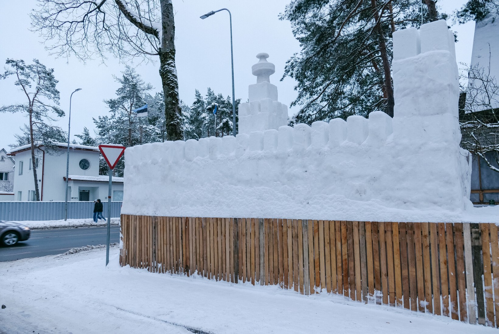ÕL VIDEO | Nõmmel koduhoovi võimsa lumekindluse ehitanud mees: selle valmimisele on kulunud 150–200 töötundi