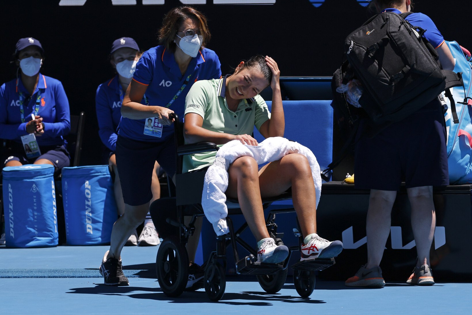 VALUS VAATEPILT: vapralt võidelnud tennisist veeretati Austraalia lahtistel väljakult ratastoolis