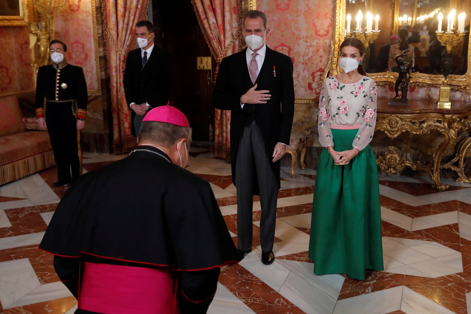 TUBLI TAASKASUTUS: Hispaania kuninganna kandis ämma vana kleiti!