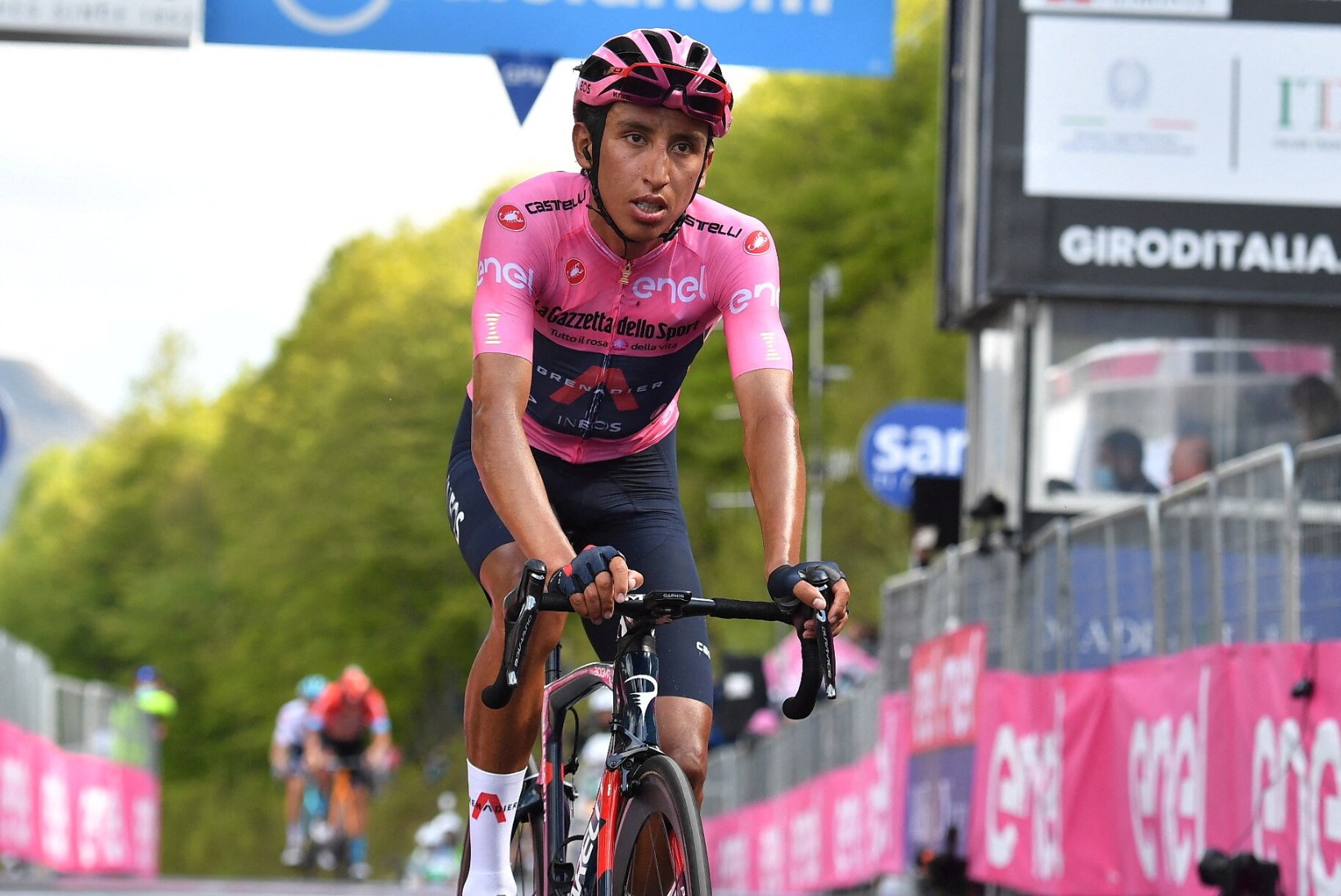Bussile otsa sõitnud Giro d'Italia tiitlikaitsja murdis selgroolüli, reie ja põlve. Agent: „Võime vaid loota, et ta paraneb täielikult.“