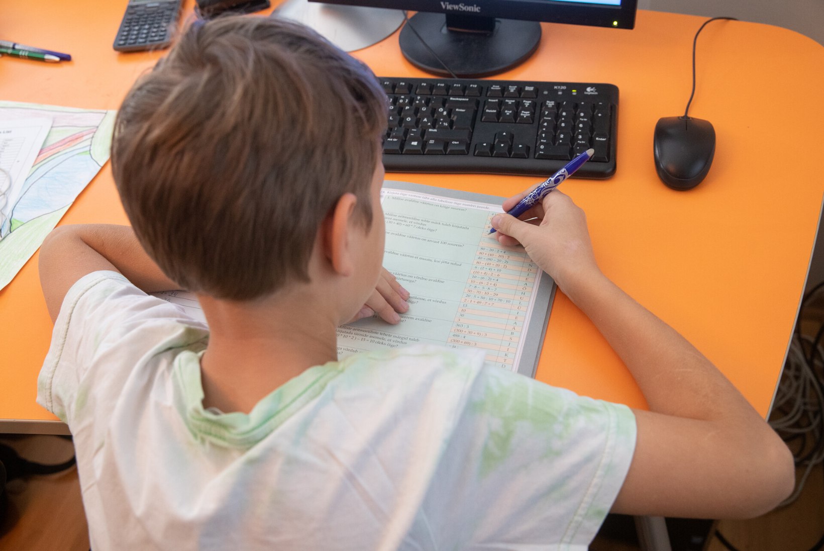 KOROONA TEGI ÕPILASTE ELU PÕRGUKS: kolmanda klassi poiss jääb kirjutamisel jänni ning gümnasistidel puudub motivatsioon