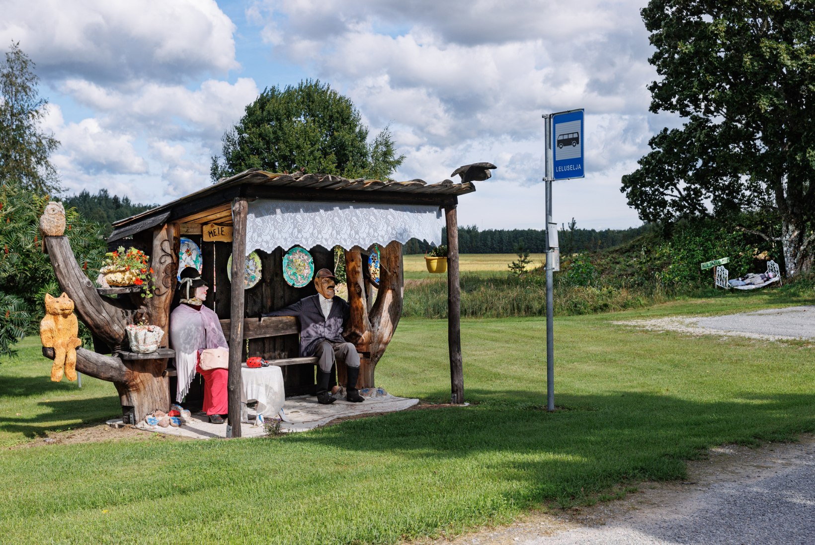 FOTOVAATLUS | RIKKALIK FANTAASIA: bussi saab oodata nii seene, suuskade kui ka rohukatuse varjus