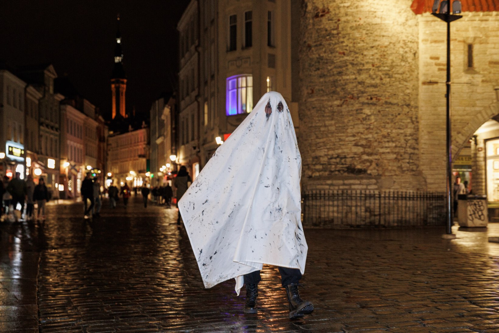 GALERII | Tallinnas liikusid halloween’i õhtul ringi surmainglid, nõiad ja tondid