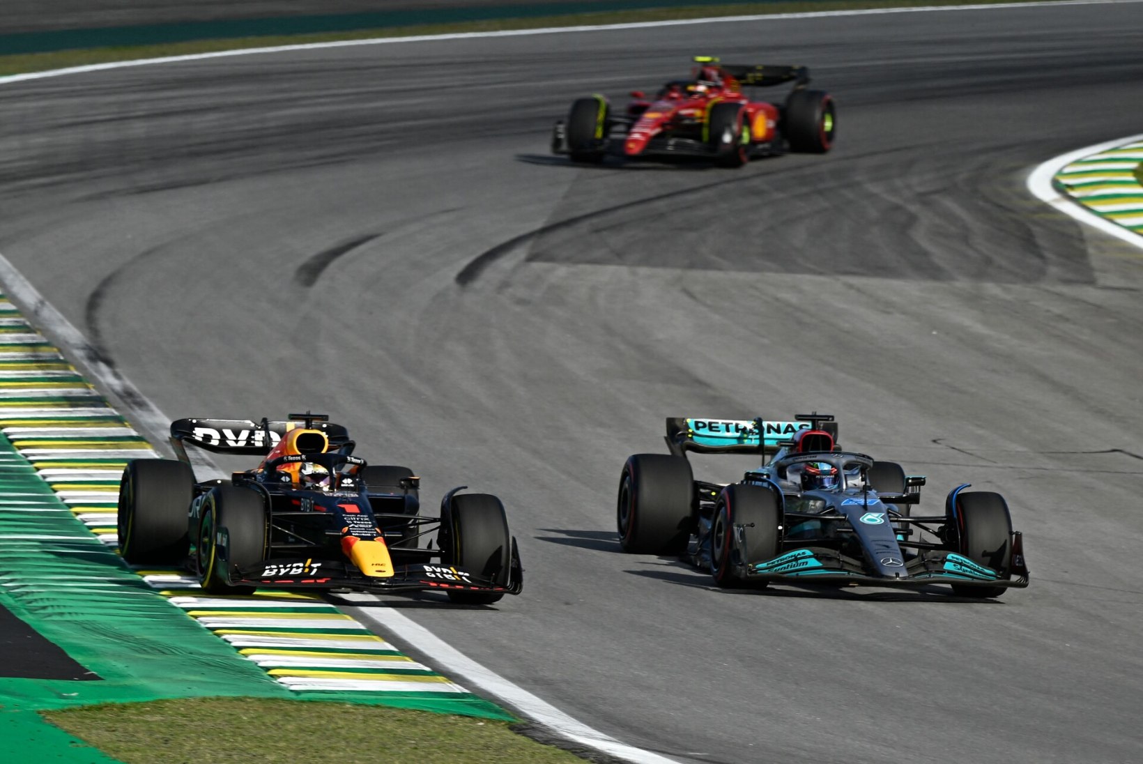 Mercedes võttis hooaja esimese võidu, Verstappen ei mahtunud isegi poodiumile