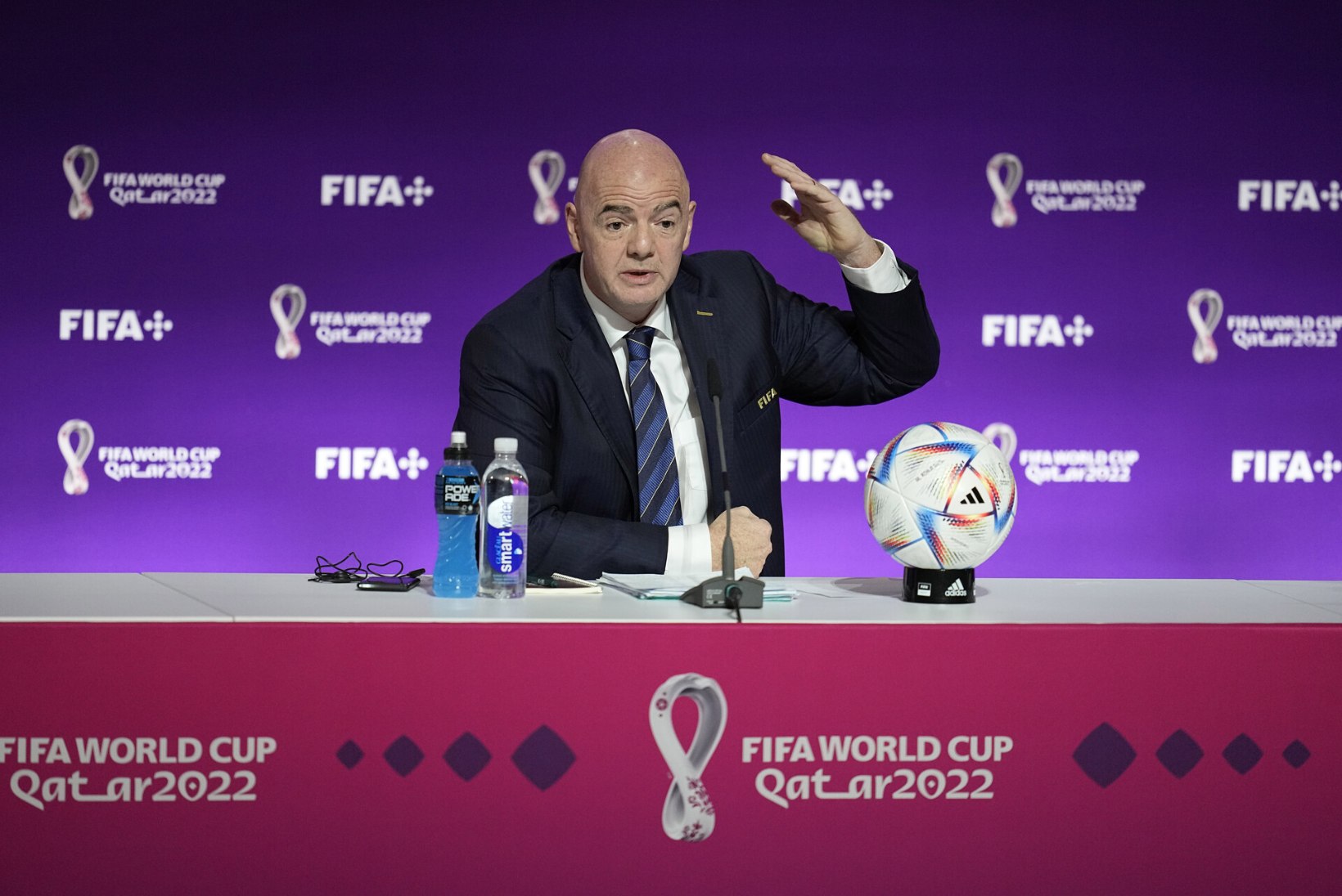 AHASTAV TIRAAD: FIFA president andis läänemaailma pihta tuld