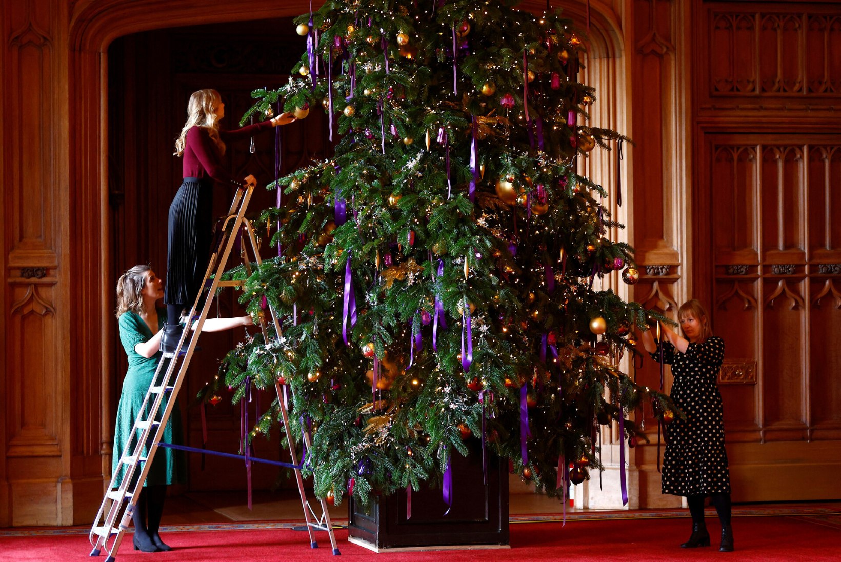 GALERII | Windsori imedemaa! Lossi ehivad tuhanded sädelevad tuled ja kuue meetri kõrgused jõulupuud