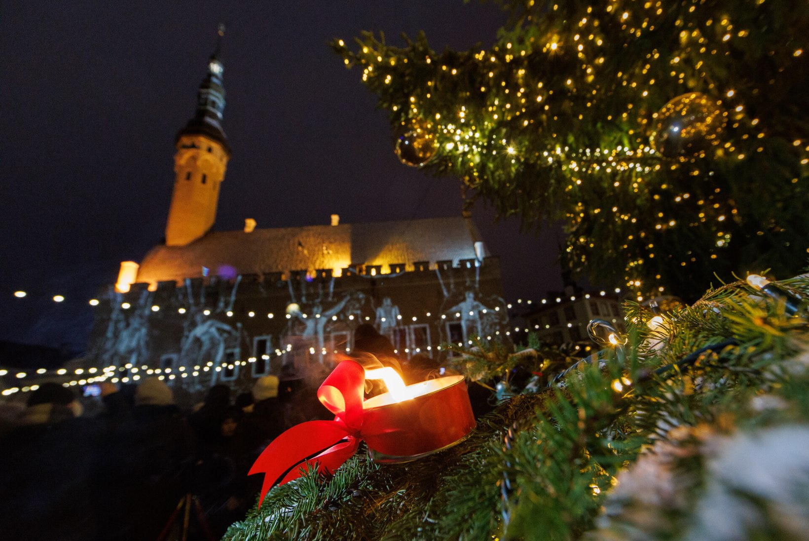 GALERII | Tallinna raekoja platsil süüdati esimene advendiküünal