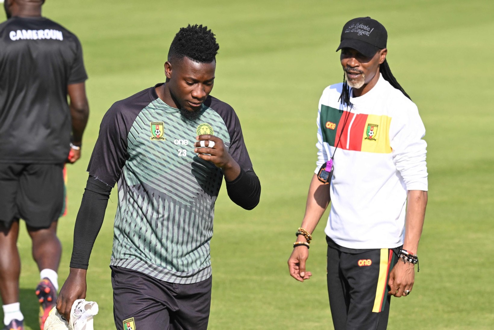 Kameruni väravavaht ja peatreener läksid nii hirmsasti tülli, et sportlane tegi Katarist väidetavalt sääred