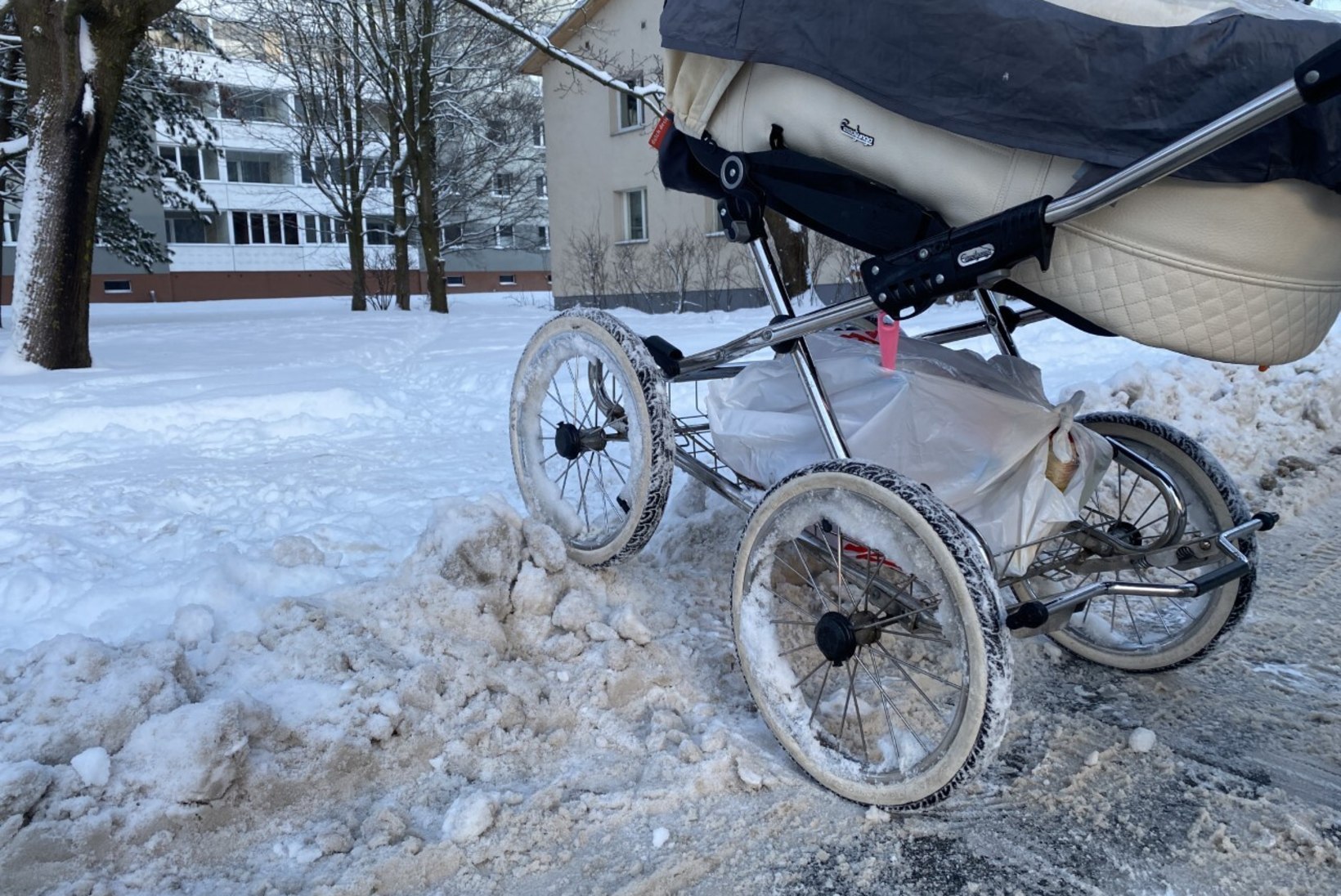 VÕRGUBEEBI PÄEVIK | Kas vankritega emad ja ratastooliga liiklejad ei ole väärt normaalseid teeolusid ka talvel?