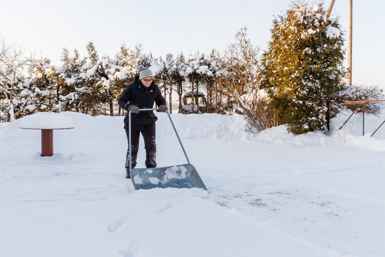 KORDAME ÜLE: lumi muutus sulaga raskeks, puhastades püüa selga säästa