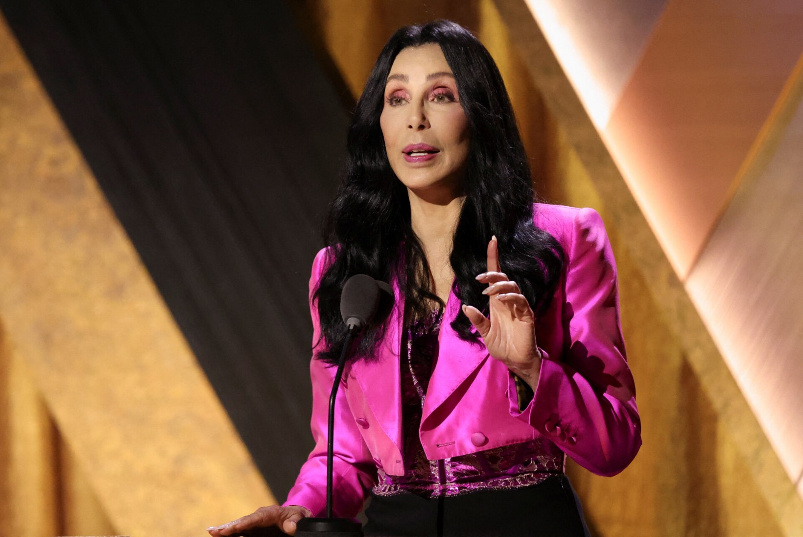 MAITSE ASI! Cher põhjendab 40 aastat noorema kallima valikut: vanematele meestele pole ma kunagi meeldinud