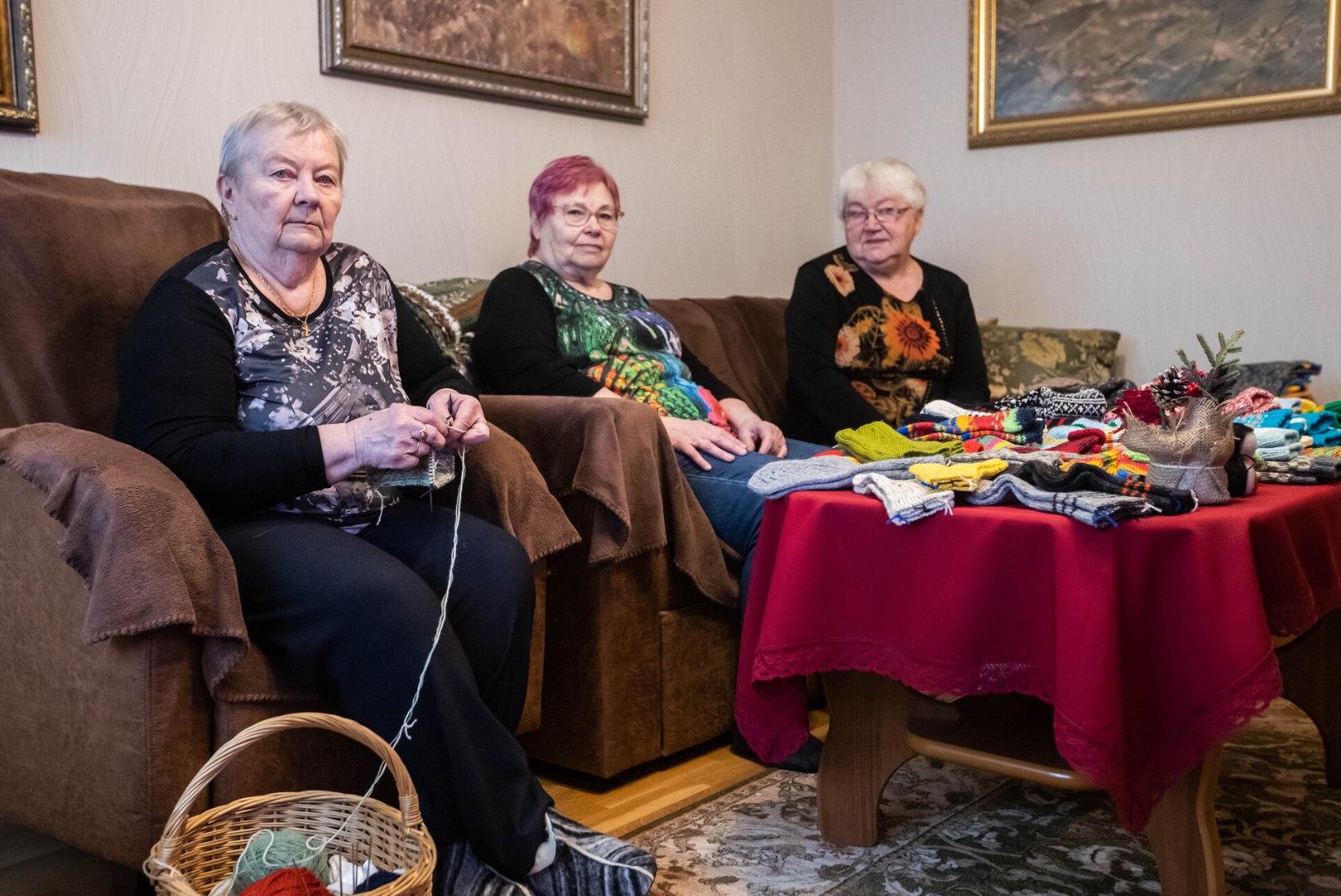 VÄGEV! 76aastane Reet Lainemaa on kudunud ja sõjakoldesse saatnud üle 800 paari sokke: „Igaüks peaks Ukrainat jõukohaselt toetama.“