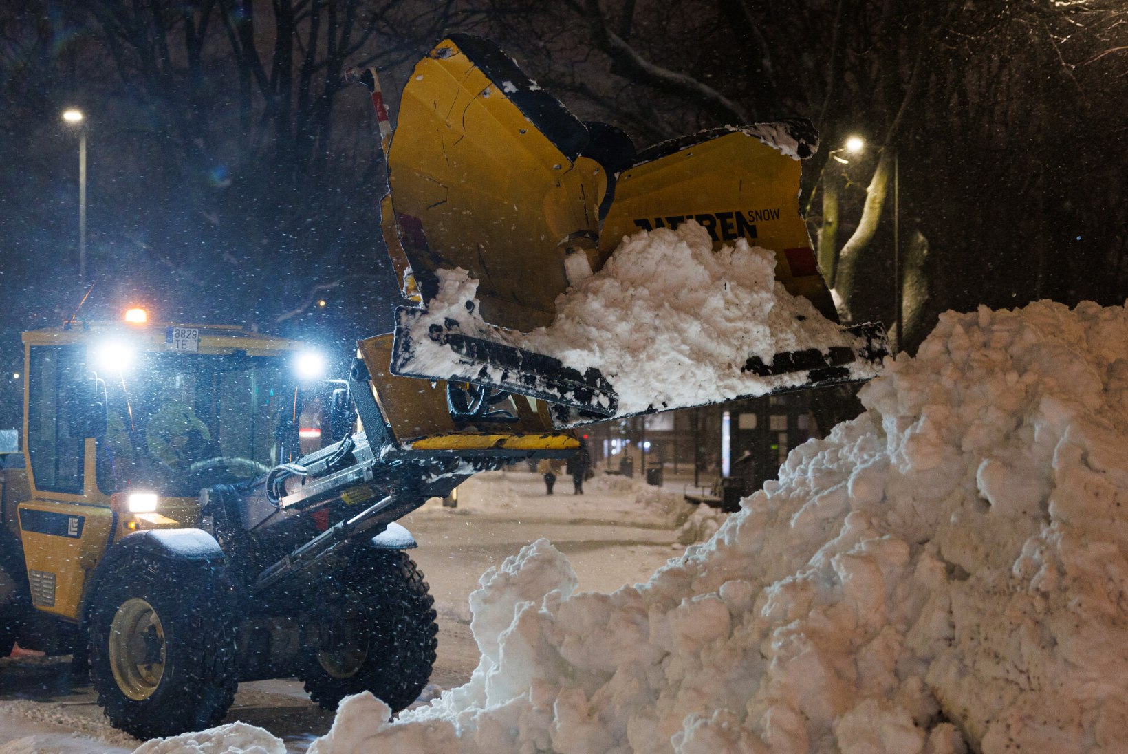 Lumesadu muudab teeolud keerulisteks, maha võib tulla 15 cm lund