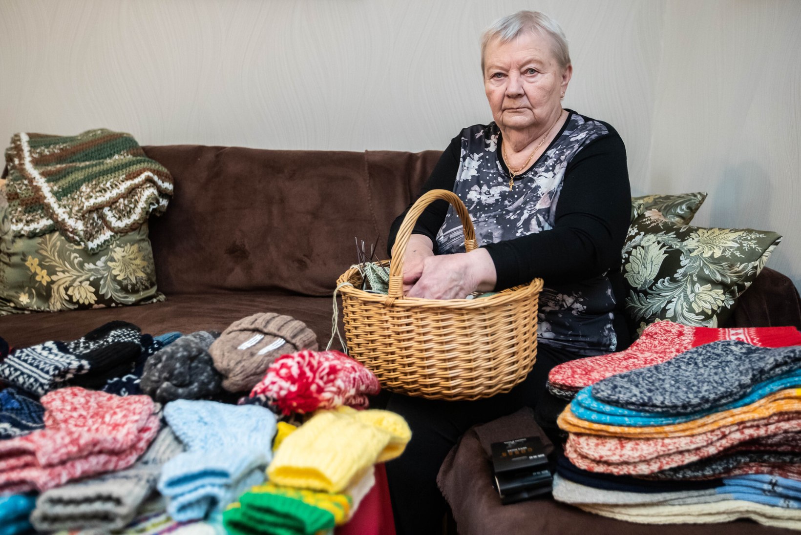 VÄGEV! 76aastane Reet Lainemaa on kudunud ja sõjakoldesse saatnud üle 800 paari sokke: „Igaüks peaks Ukrainat jõukohaselt toetama.“