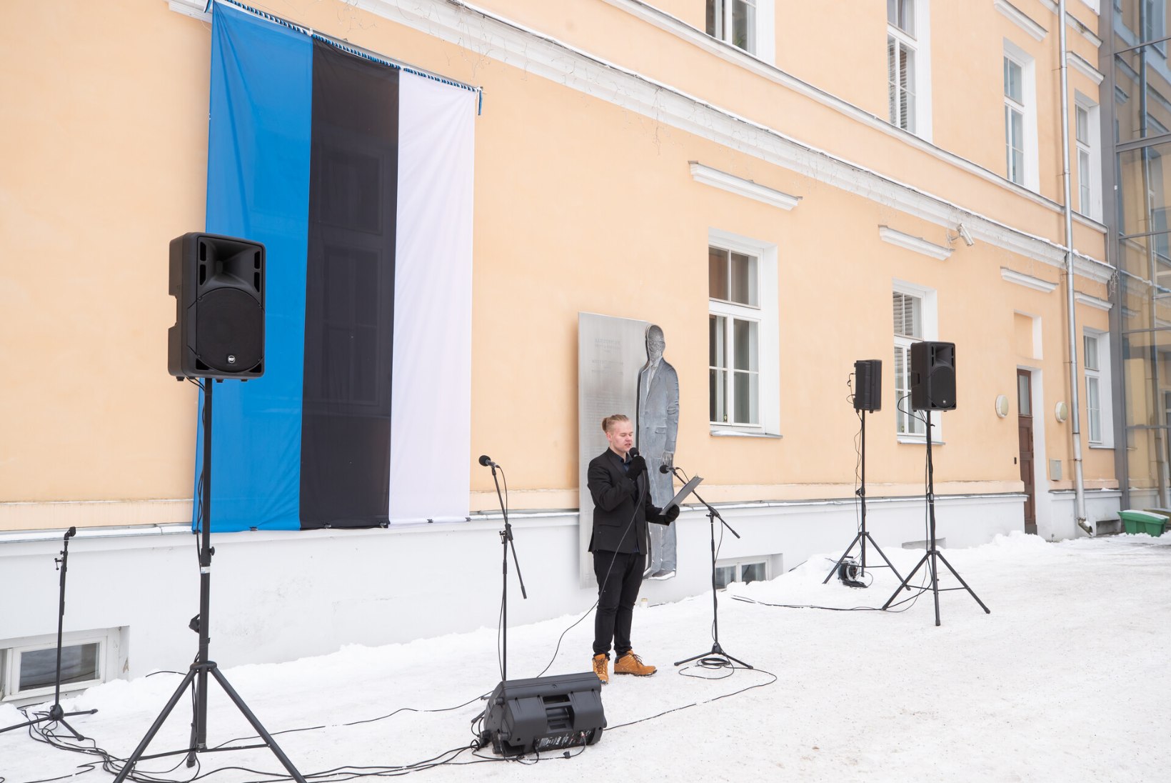 Gümnasistid tähistasid Poska gümnaasiumi ees Tartu rahu aastapäeva