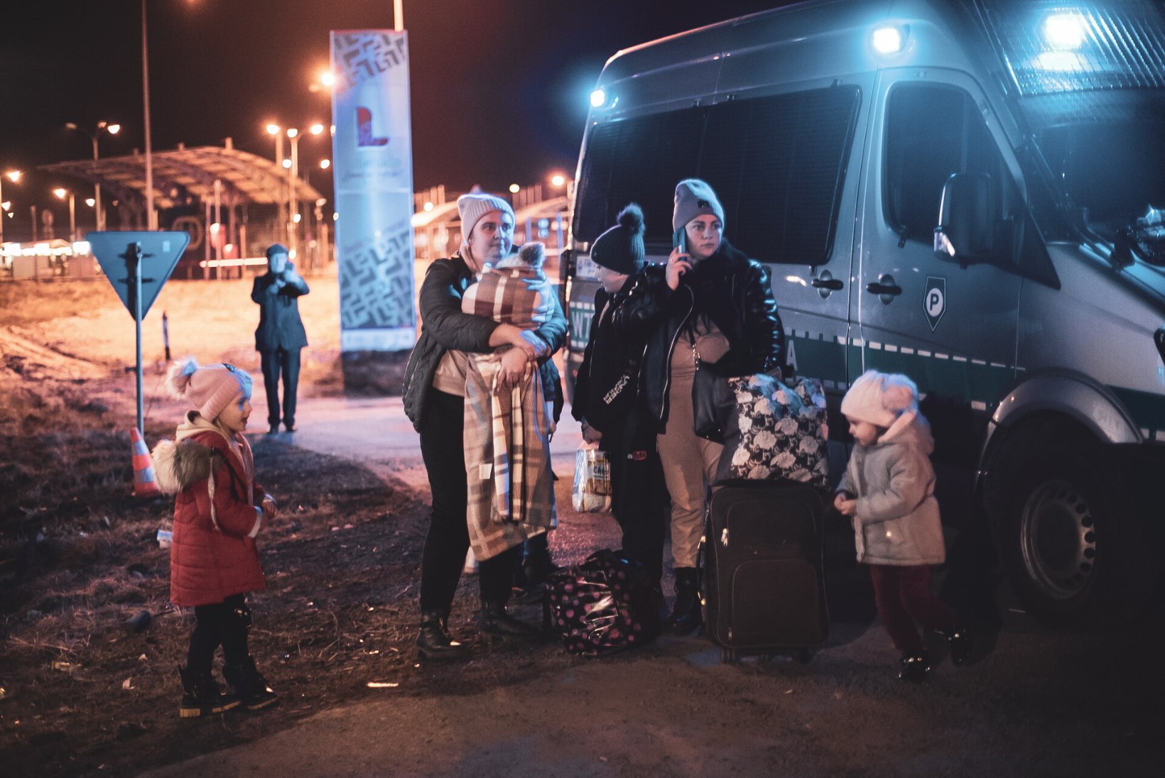 GALERII | ÕHTULEHT SÜNDMUSKOHALT: Berdyszcze piiripunktis on kümneid politseisõidukeid, elu eest põgenevad inimesed ja Ukraina võitlejate poole saadetavad abipakid