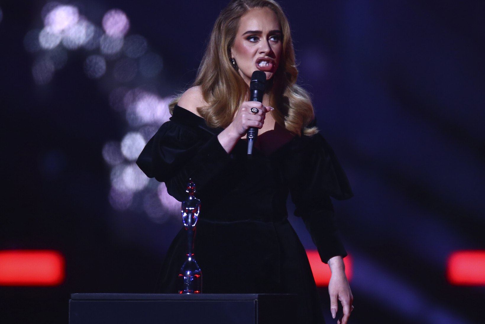 Esimese sooneutraalse Briti muusikaauhinna võitnud Adele suskas võidukõnesse mürginoole